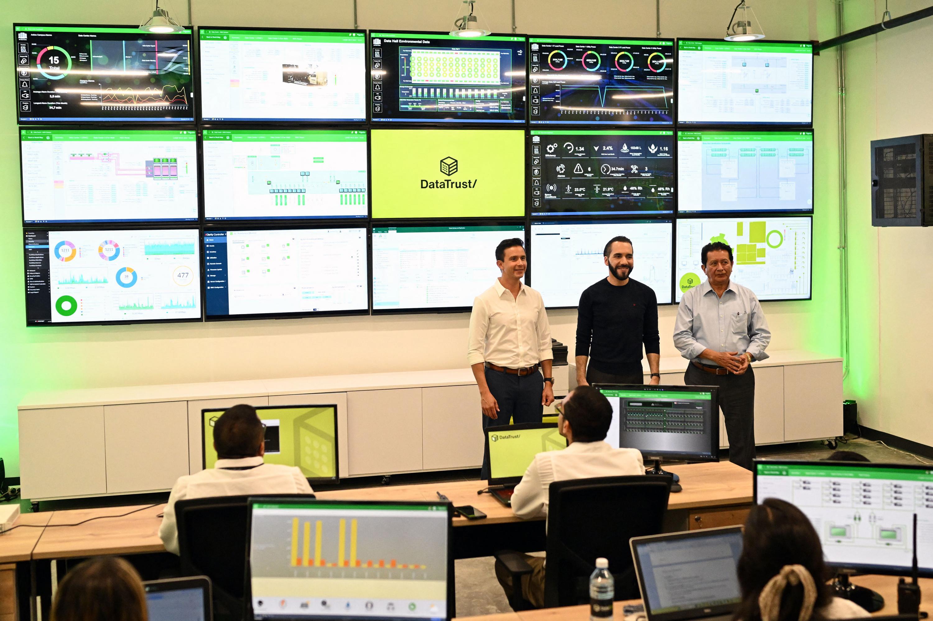 El presidente salvadoreño, Nayib Bukele; Edwin Escobar, director general de Aristos Inmobiliaria; y José Escobar, presidente fundador de Grupo Aristos El Salvador, participan en la inauguración del centro tecnológico de datos 