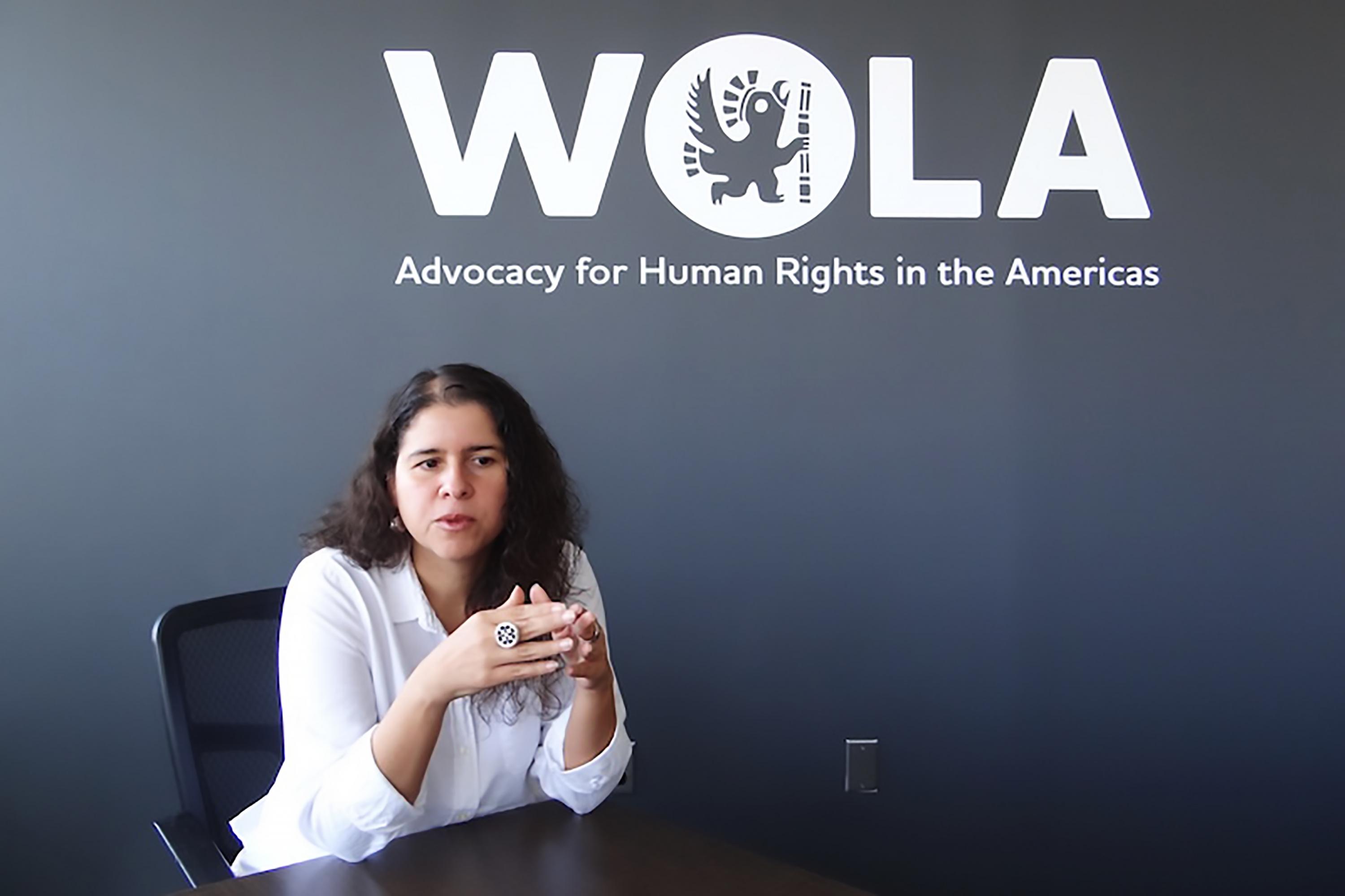 Carolina Jiménez Sandoval, presidenta de la Oficina de Washington para Asuntos Latinoamericanos (WOLA, por sus siglas en inglés ), en la sede de la organización en la capital de Estados Unidos. Antes de llegar a WOLA en 2021, Jiménez ocupó por siete años el cargo de Directora de Investigación para las Américas de Amnistía Internacional, con sede en México.