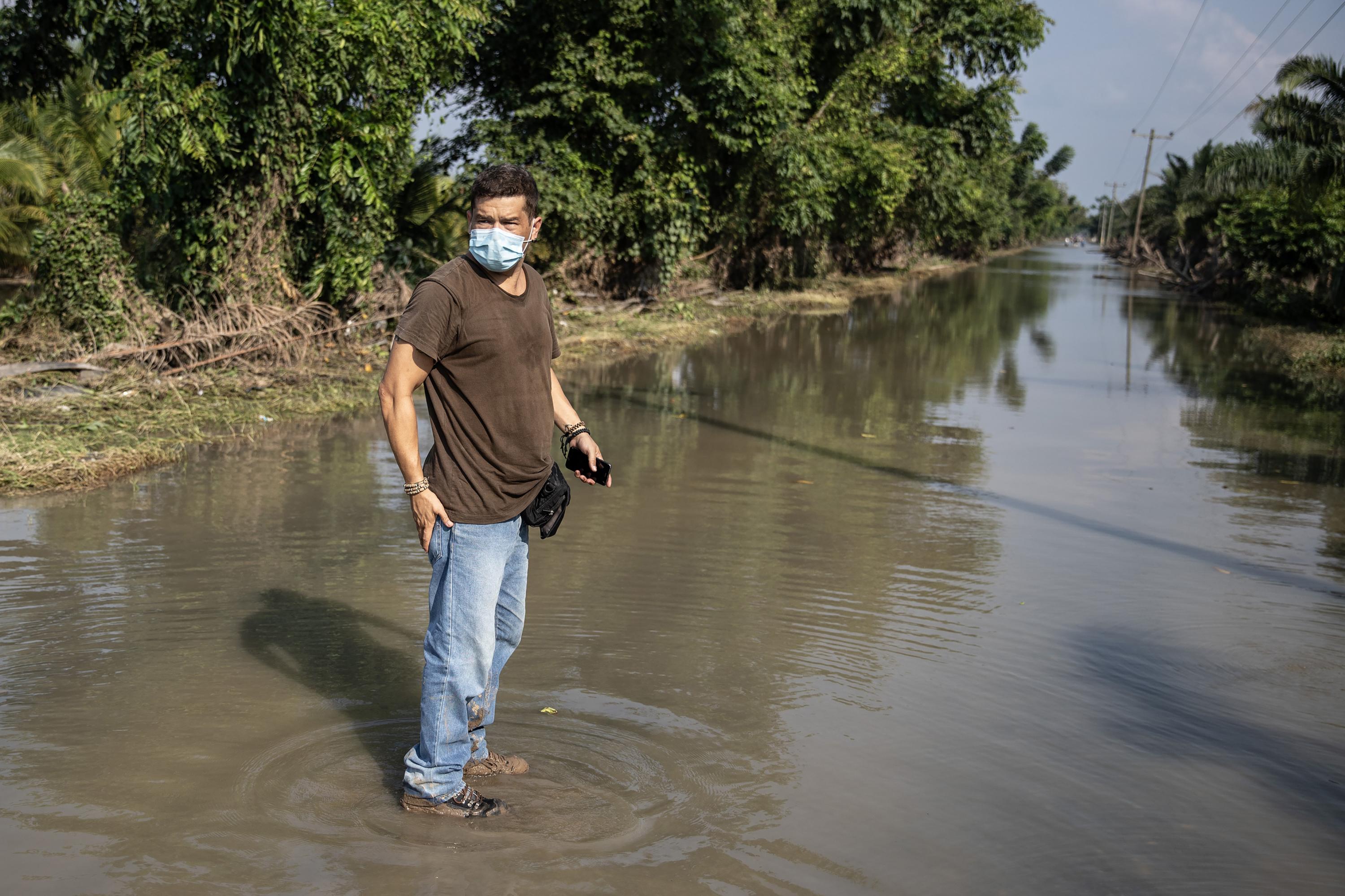 Carlos Martínez covers Hurricanes Eta and Iota along the Honduran coast in 2020, during the Covid-19 pandemic. Photo Carlos Barrera