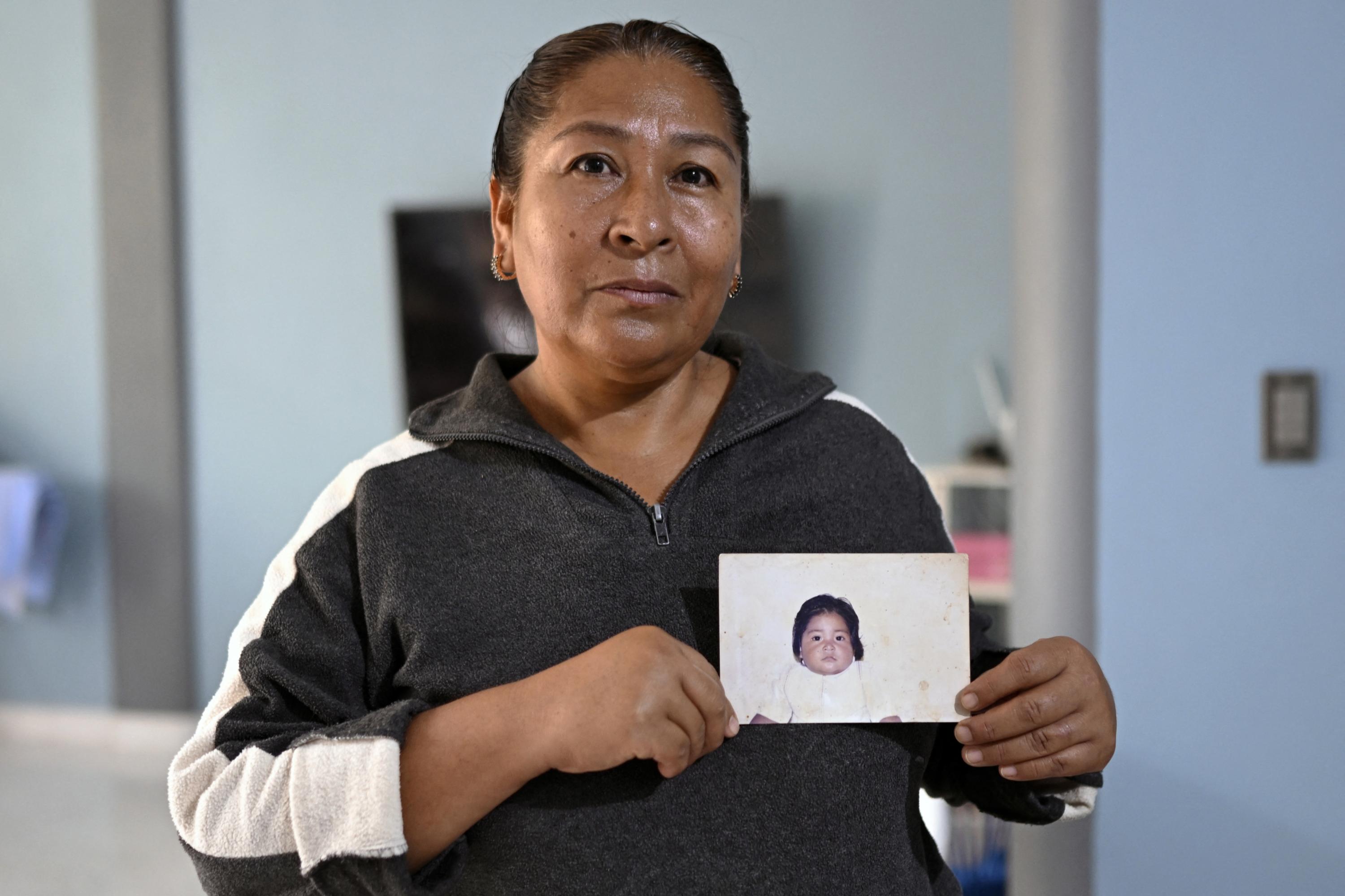 María de Jesús Tlatempa, de 54 años, es la madre de José Eduardo Bartolo Tlatempa, uno de los 43 normalistas de Ayotzinapa desaparecidos en 2014. Lleva en las manos una imagen de su hijo durante una vigilia en la Escuela Normal Rural de Ayotzinapa. Tixtla, Guerrero, México, 9 de septiembre de 2024. Foto de El Faro: Alfredo Estrella/ AFP.