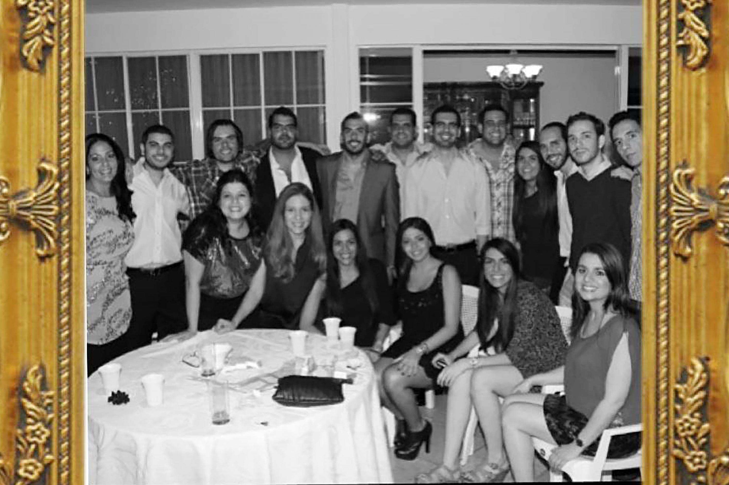 Johanna Bukele (seated, second from right to left) with her cousins. Also appearing in the photo are Xavier Zablah Bukele, the current president of the Salvadoran ruling party Nuevas Ideas, and his brother Francisco (third and fourth from left to right, respectively) and Nayib Bukele and his brothers and other cousins, during a celebration a decade ago. Photo taken from Facebook.