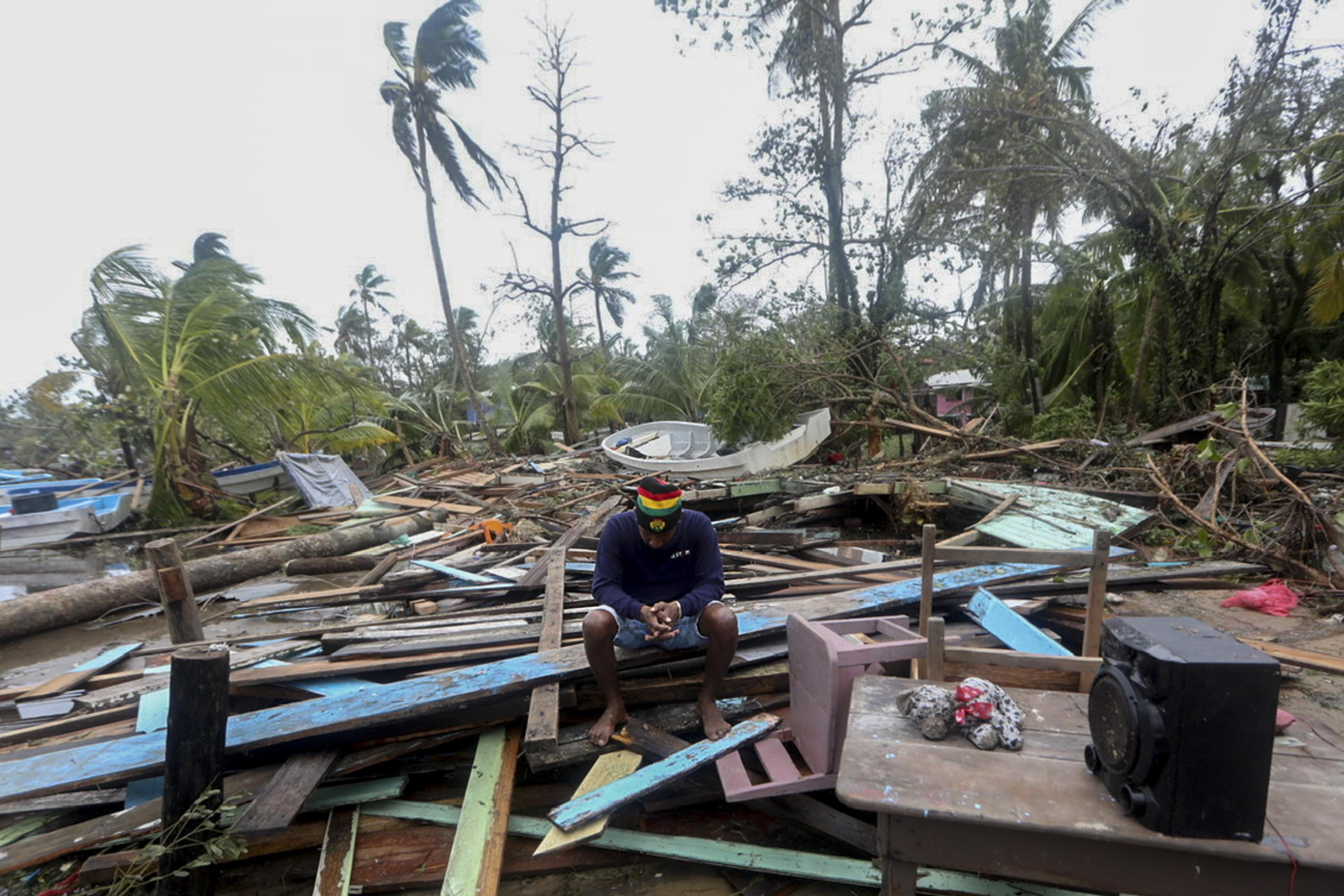 Un hombre se lamenta tras los daños causados ​​por el paso del huracán Eta en Puerto Cabezas, Nicaragua, el 4 de noviembre de 2020. El Centro Nacional de Huracanes de Estados Unidos (NHC) indicó que al entrar a las aguas cálidas del Caribe, Eta podría volver a fortalecerse a tormenta tropical en su camino a Cuba. Foto de Inti Ocón /AFP