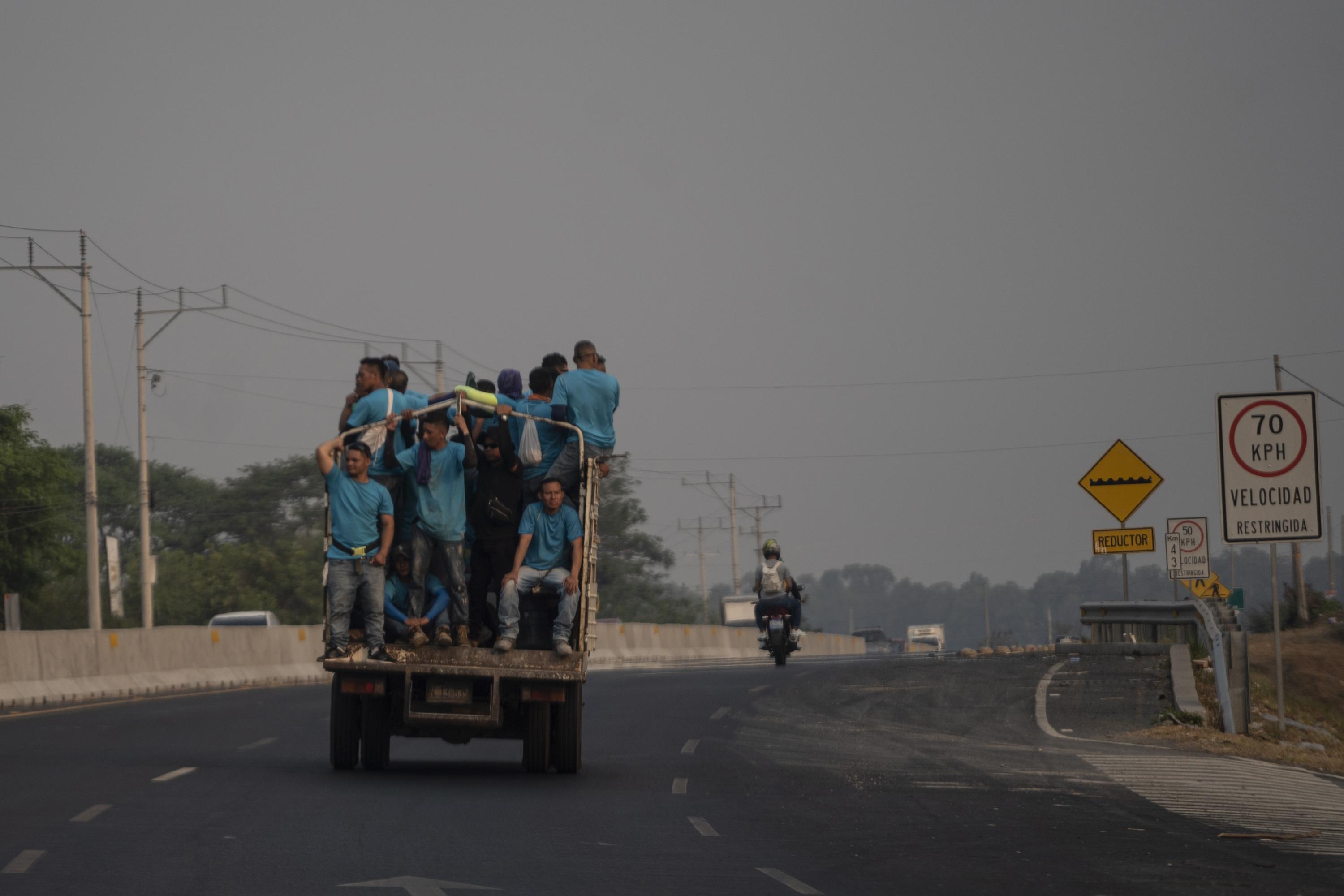 Durante el trayecto de la carretera Litoral, el camión con reos se detuvo en una gasolinera cercana al Centro de Detención Menor de Zacatecoluca, el jueves 13 de abril de 2023. Foto de El Faro: Víctor Peña. 