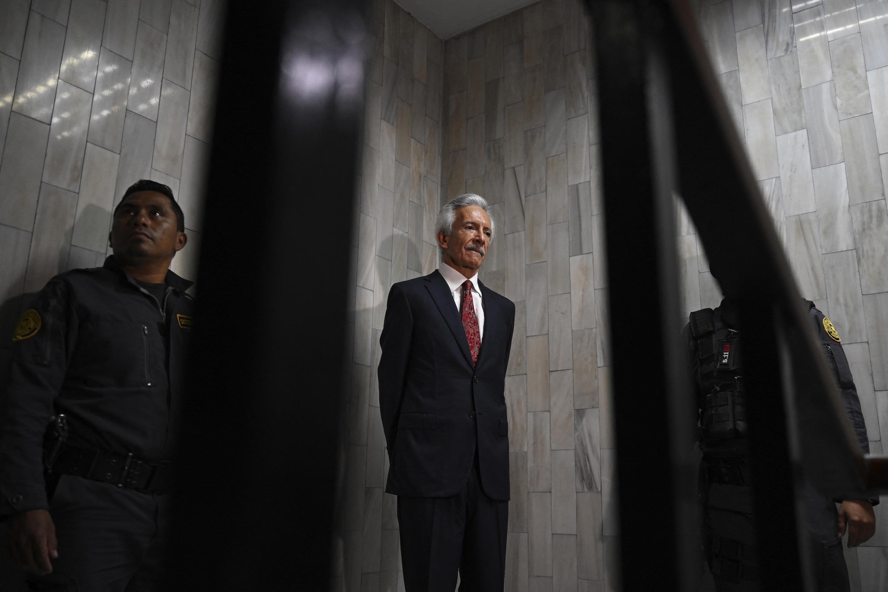 El periodista guatemalteco José Rubén Zamora, presidente del diario elPeriódico, asiste a una audiencia en el Palacio de Justicia de Ciudad de Guatemala el 2 de mayo de 2023. Zamora, dueño del diario y preso desde julio pasado, es acusado por la Fiscalía de lavado de dinero y chantaje, cargos que, según él, son represalias por decenas de publicaciones sobre la corrupción en el gobierno guatemalteco. Foto de El Faro: Johan Ordóñez/ AFP.