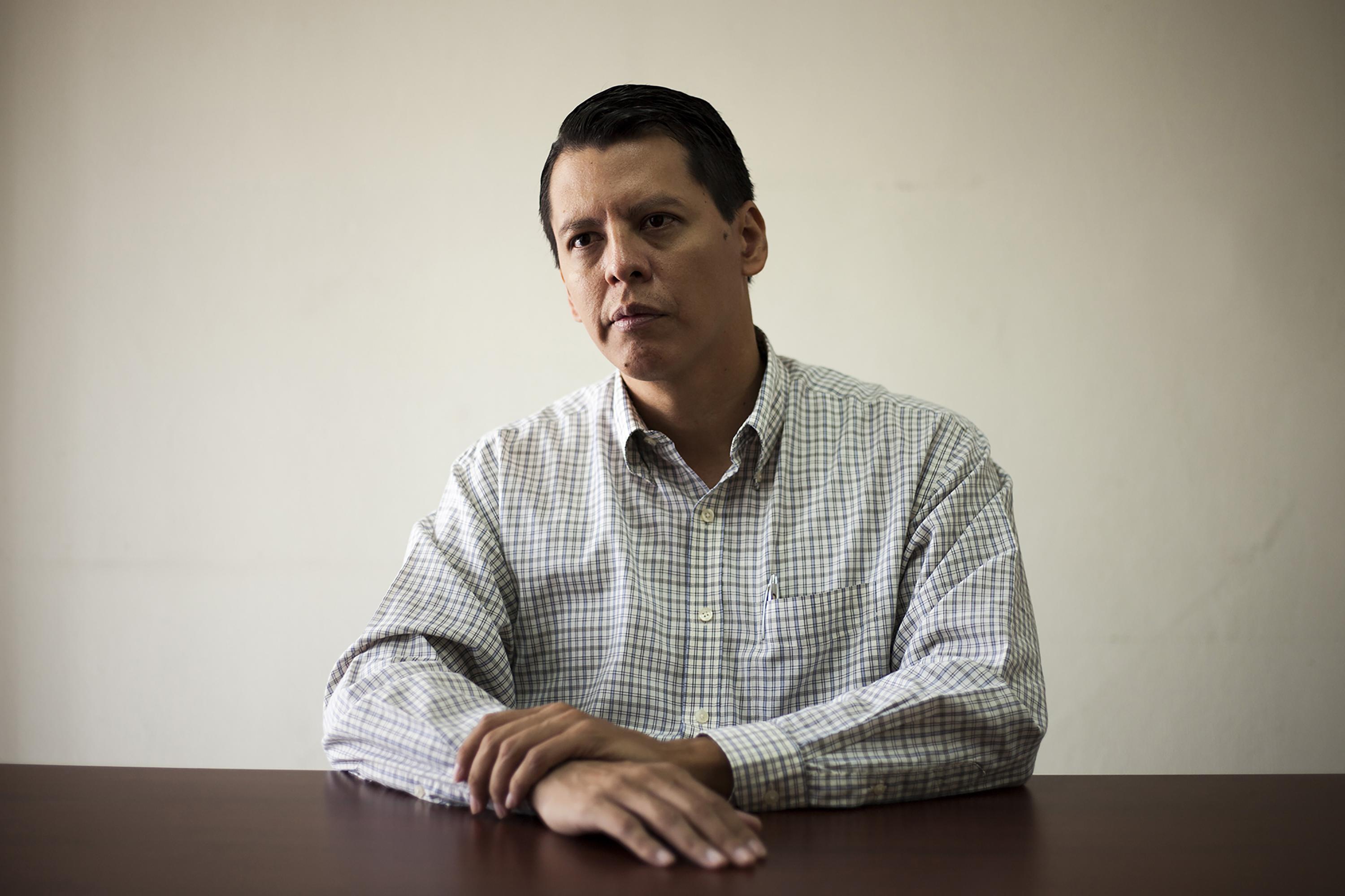 Eduardo Escobar, director ejecutivo de Acción Ciudadana, asegura que esta reforma aprobada ocho meses antes de las elecciones, sólo es una estrategia que busca el oficialimso para beneficiarse, y que pese a la gravedad, la población lo aprueba. Foto de El Faro: Víctor Peña.