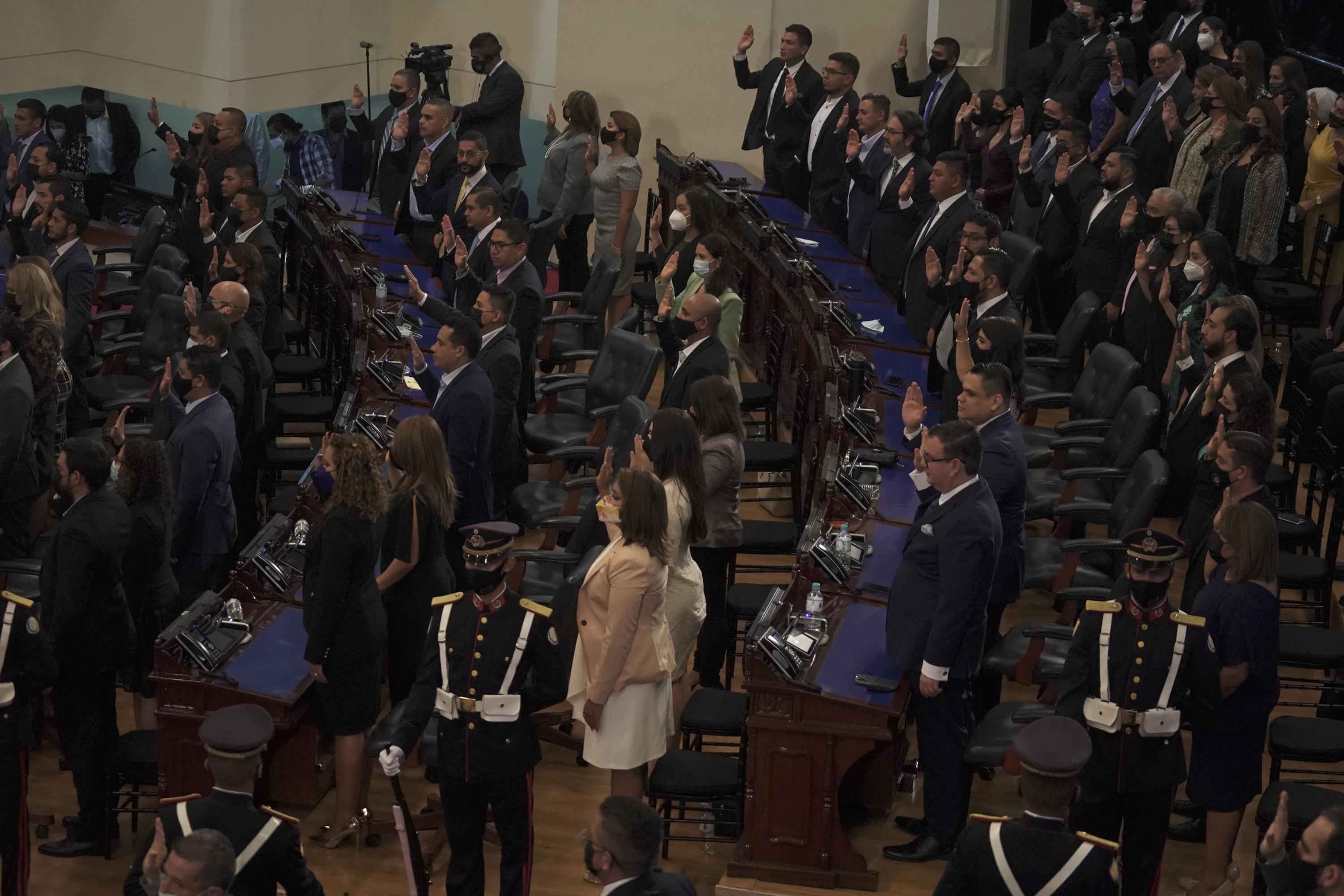 Diputados de la Bancada Cyan durante el discurso de rendición de cuentas de los tres años de gobierno de Nayib Bukele, el 1 de junio de 2022, en el Salón Azul de la Asamblea legislativa. Foto de El Faro: Víctor Peña. 