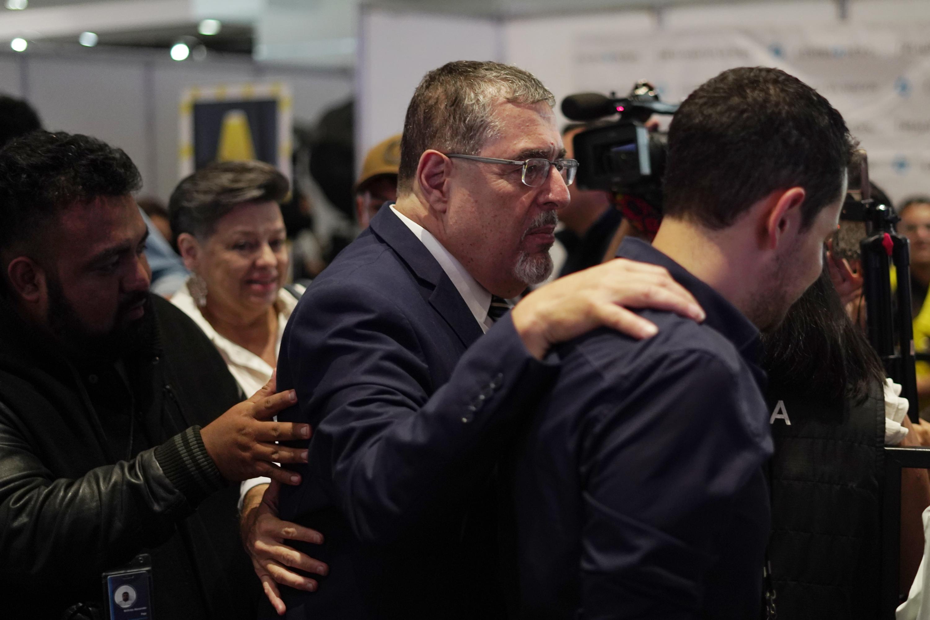 Bernardo Arévalo camina entre una multitud de periodistas, políticos y observadores en la sede del Tribunal Electoral. Arévalo, el candidato de centroizquierda, se metió a la segunda vuelta contra todos los pronósticos de las encuestas previas a la elección. Foto de El Faro: Víctor Peña. 