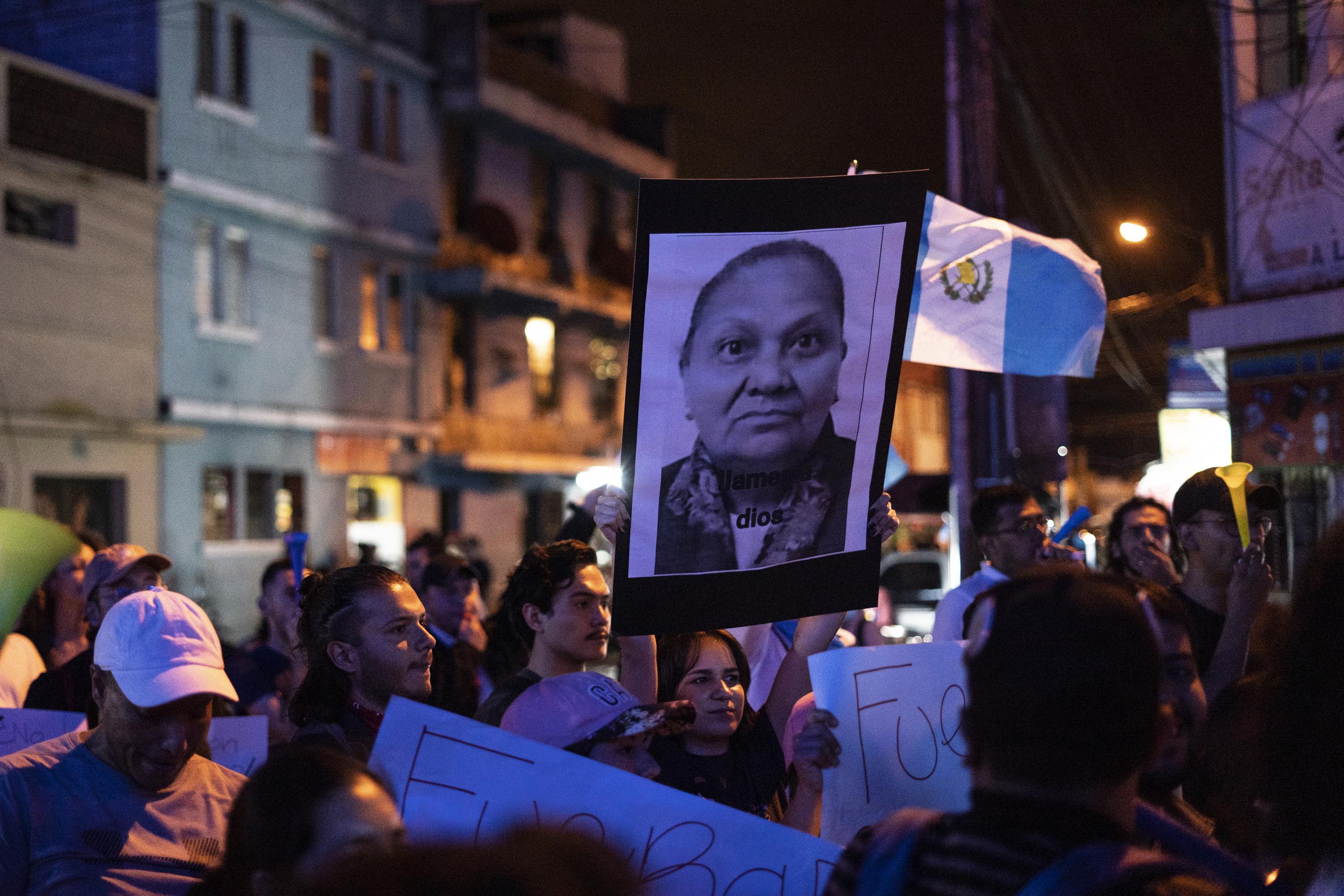 La fiscal Consuelo Porras es el blanco principal de la mayoría de manifestantes que llegan al Ministerio Público para protestar contra acciones judiciales para impedir la participación del Movimiento Semilla en las elecciones y la toma de posesión del Gobierno de Bernardo Arévalo en enero. Foto de El Faro: Víctor Peña. 