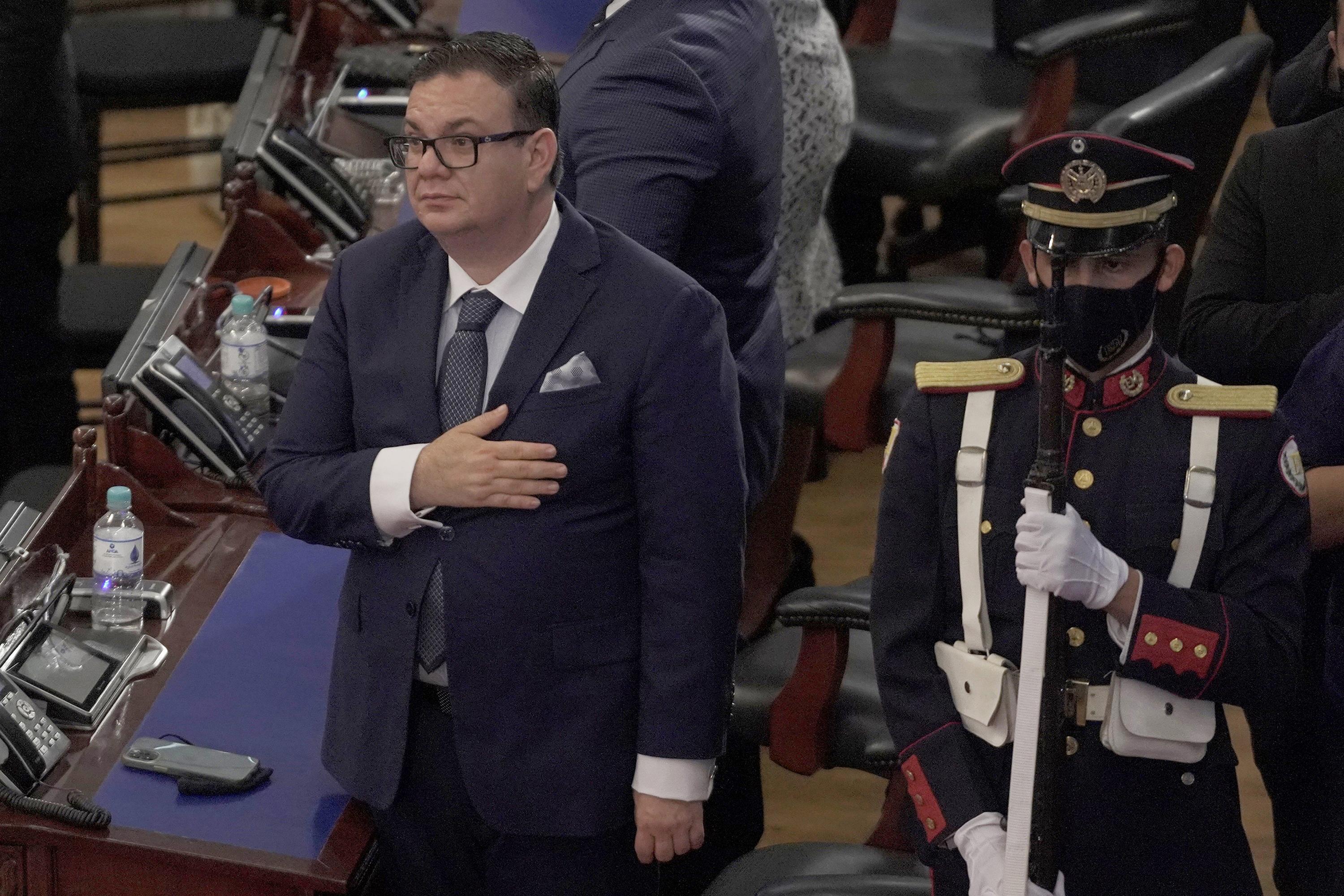 Christian Guevara, diputado y jefe de fracción del partido Nuevas Ideas, durante la llegada de Nayib Bukele al Salón Azul de la Asamblea Legislativa, el 1 de junio de 2021. Bukele daría el informe de labores de su segundo año de mandato. Foto de El Faro: Víctor Peña. 