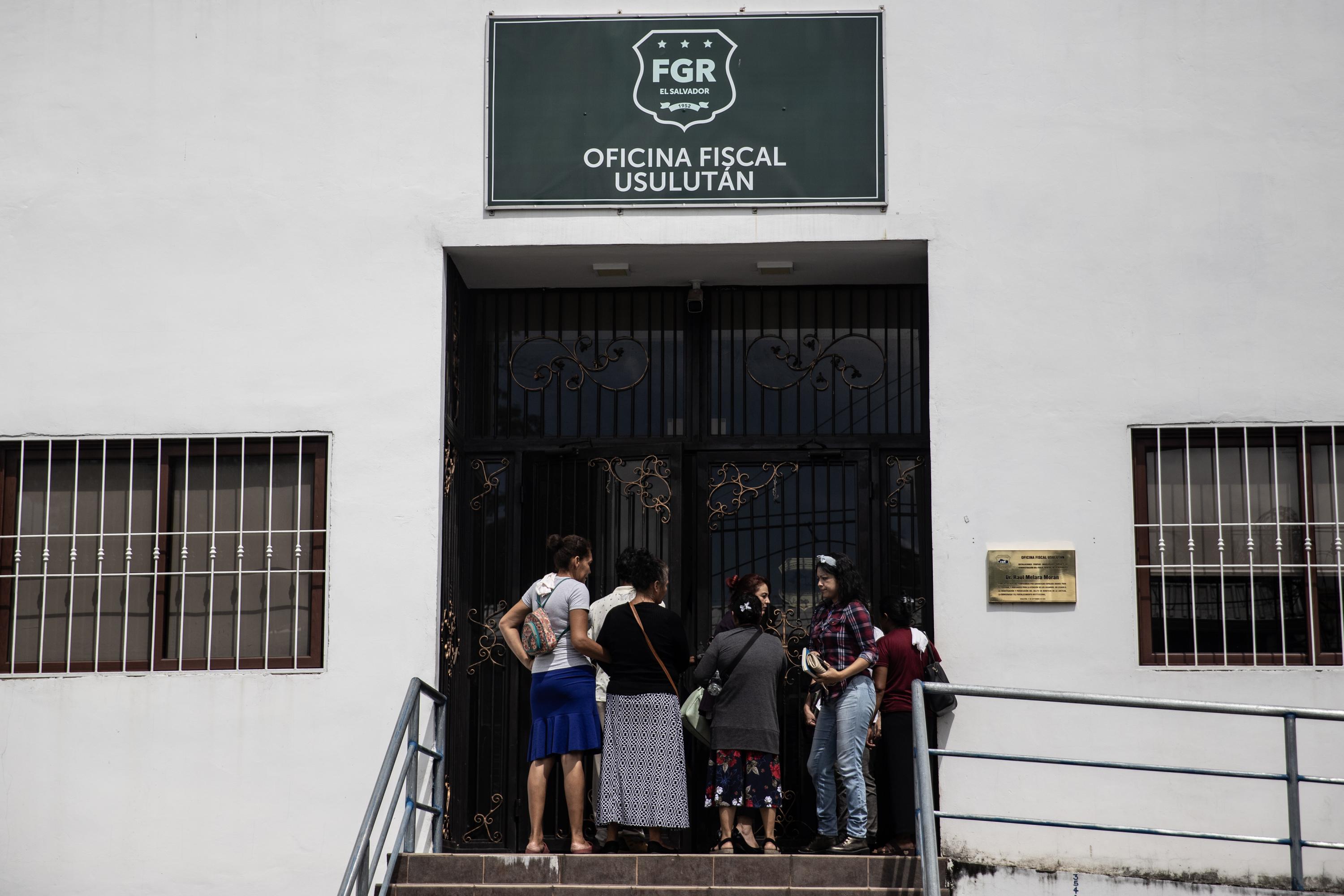 On November 16, 2023, family members of six residents of Espíritu Santo Island who were detained under the state of exception filed a complaint with the Attorney General’s Office in Usulután accusing a Marine sergeant of giving false testimony under oath — a testimony that has already led to the conviction of one of the detained. Photo Carlos Barrera