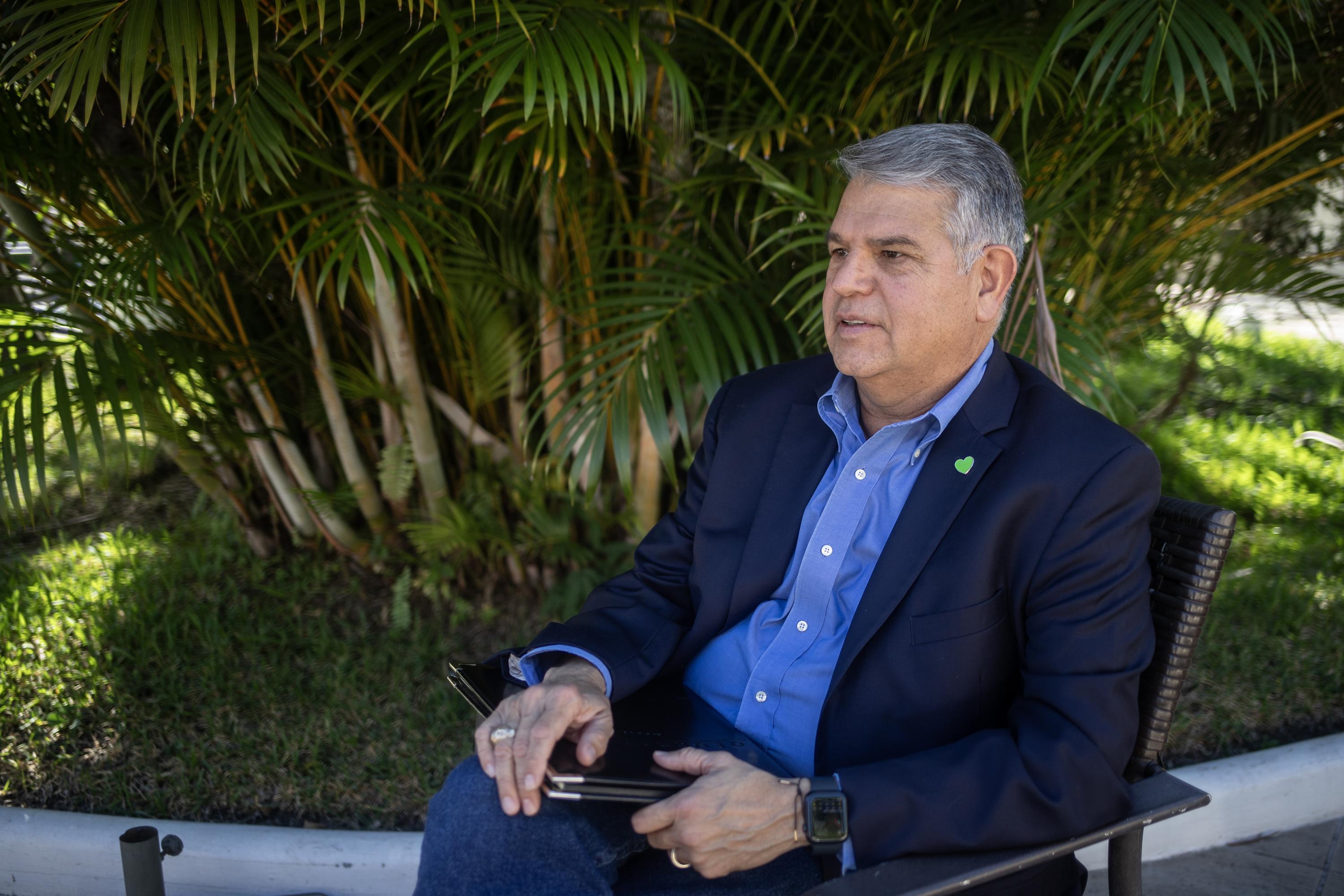 El abogado y exmilitar, Luis Parada, es el candidato para las elecciones presidenciales del 2024 por el partido Nuestro Tiempo. Foto de El Faro: Carlos Barrera.