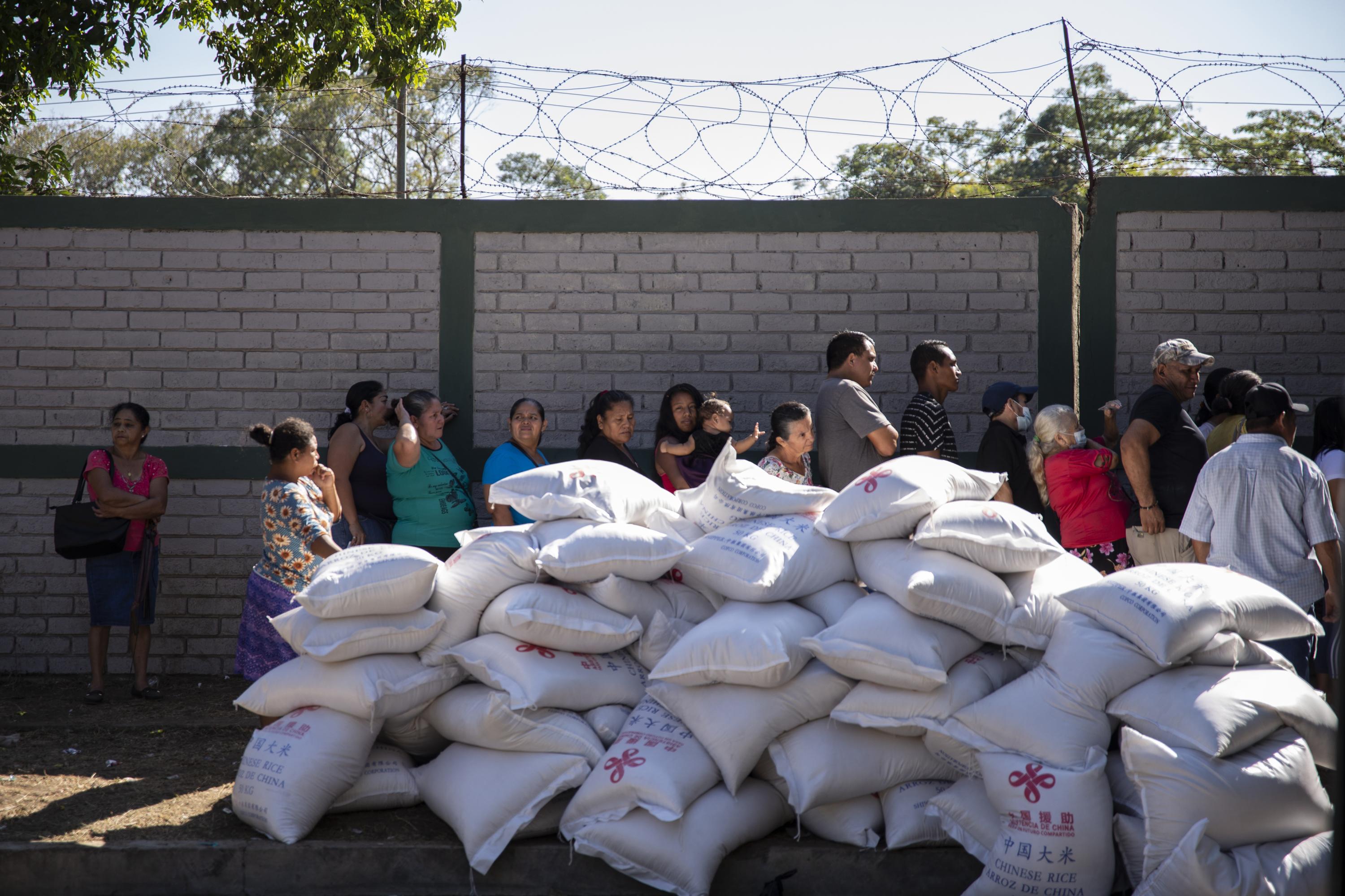 El viernes 19 de enero, habitantes de comunidades de Santa Ana hicieron fila desde las 7:00 de la mañana, en las afueras de la Segunda Brigada de Infantería, en la ciudad de Santa Ana. LLegaron para recibir una donación de arroz. 
