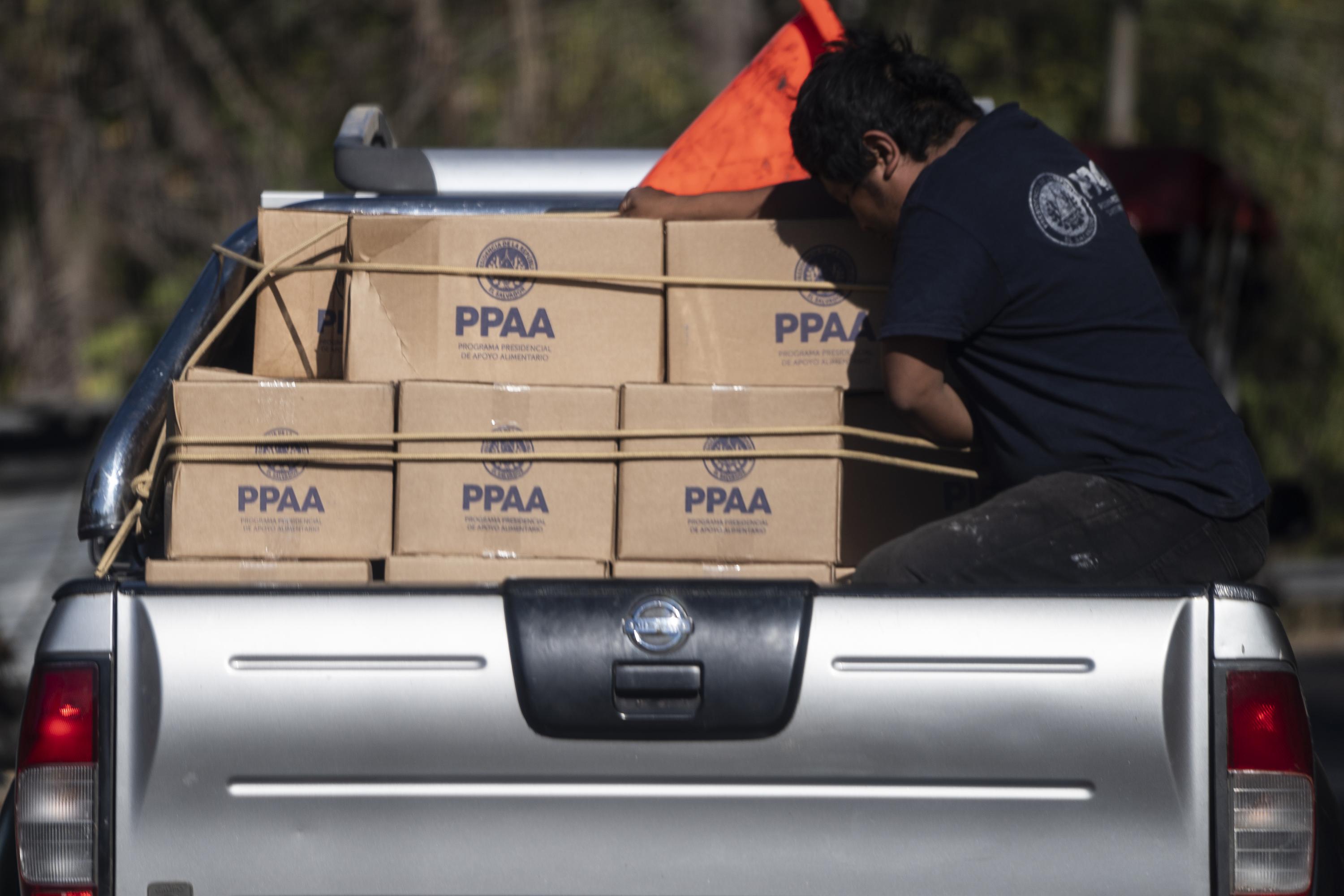 Una caravana de vehículos recorre la carretera que conduce al municipio de Perquín, en el departamento de Morazán, el jueves 25 de enero. Estos fueron cargados en una pista de aterrizaje en el municipio de San Francisco Gotera. 