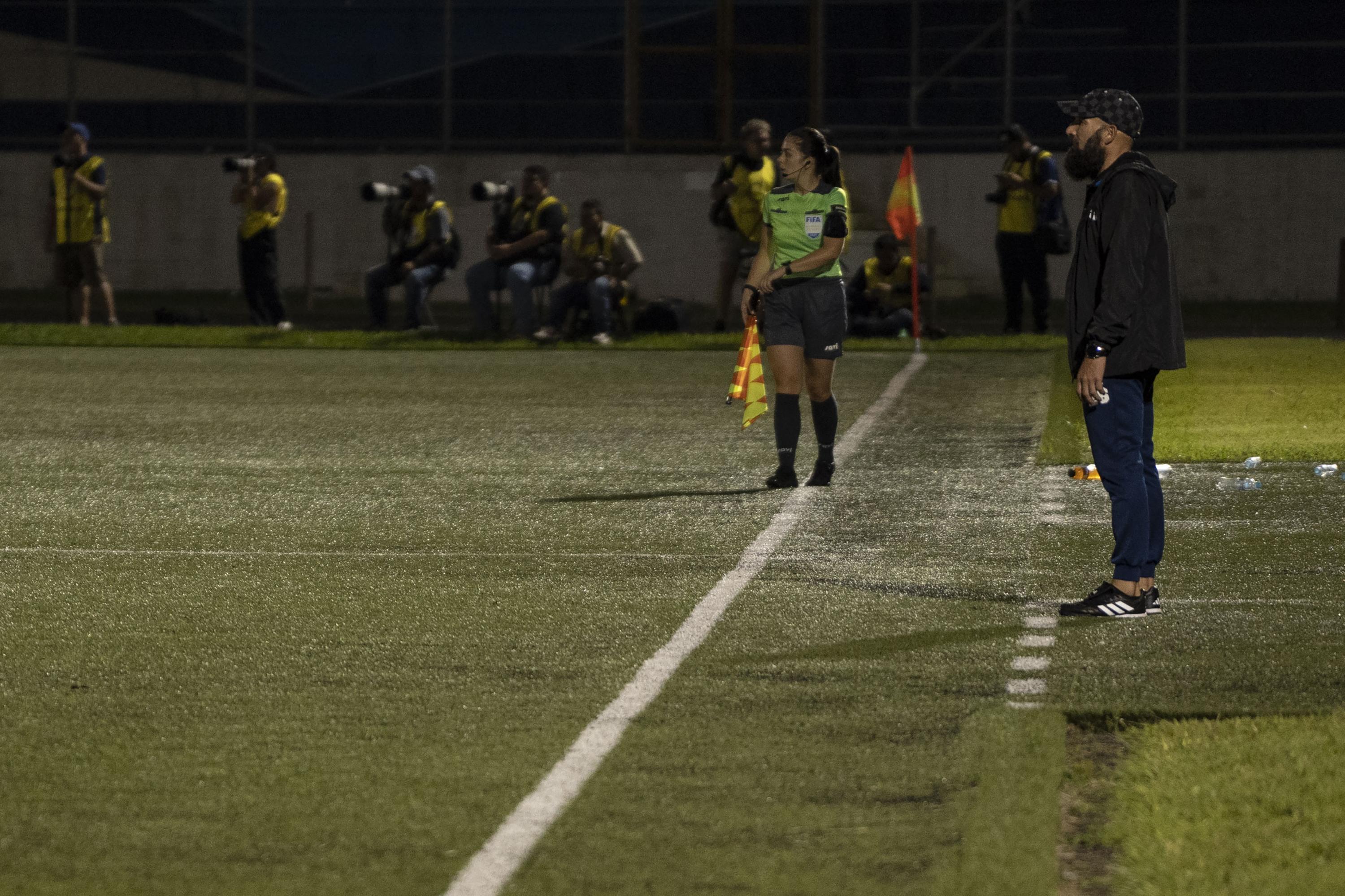 Eric Acuña, head coach of the Salvadoran women’s national team, in the match against Martinique on September 24, 2023, at Las Delicias stadium in Santa Tecla.