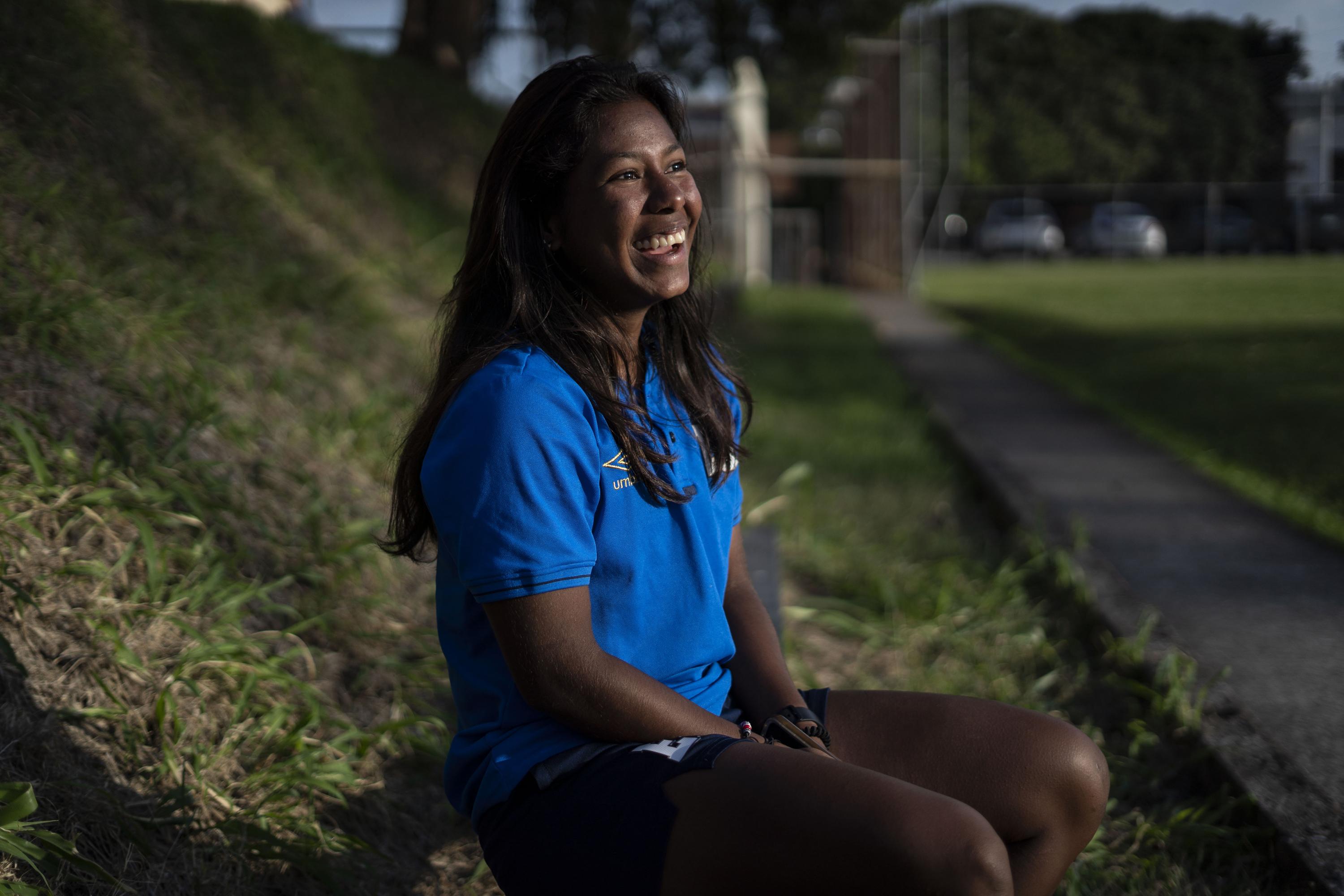 Victoria Meza es titular de la selección. Una pieza fundamental en el medio campo, Victoria sonríe durante una entrevista realizada en la sede de la federación Salvadoreña de Fútbol (Fesfut), en San Salvador, en julio de 2023. Foto de El Faro: Víctor Peña. 