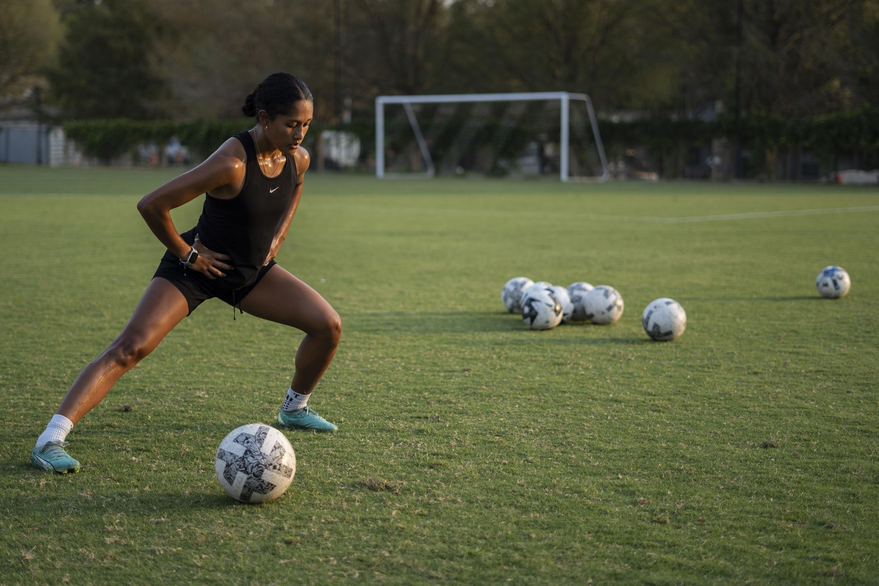 Juana Plata realiza su entrenamiento personal cada mañana. Desde muy temprano accede a la cancha de la Texas State University para hacer sus prácticas durante una hora y media. Foto de El Faro: Víctor Peña. 