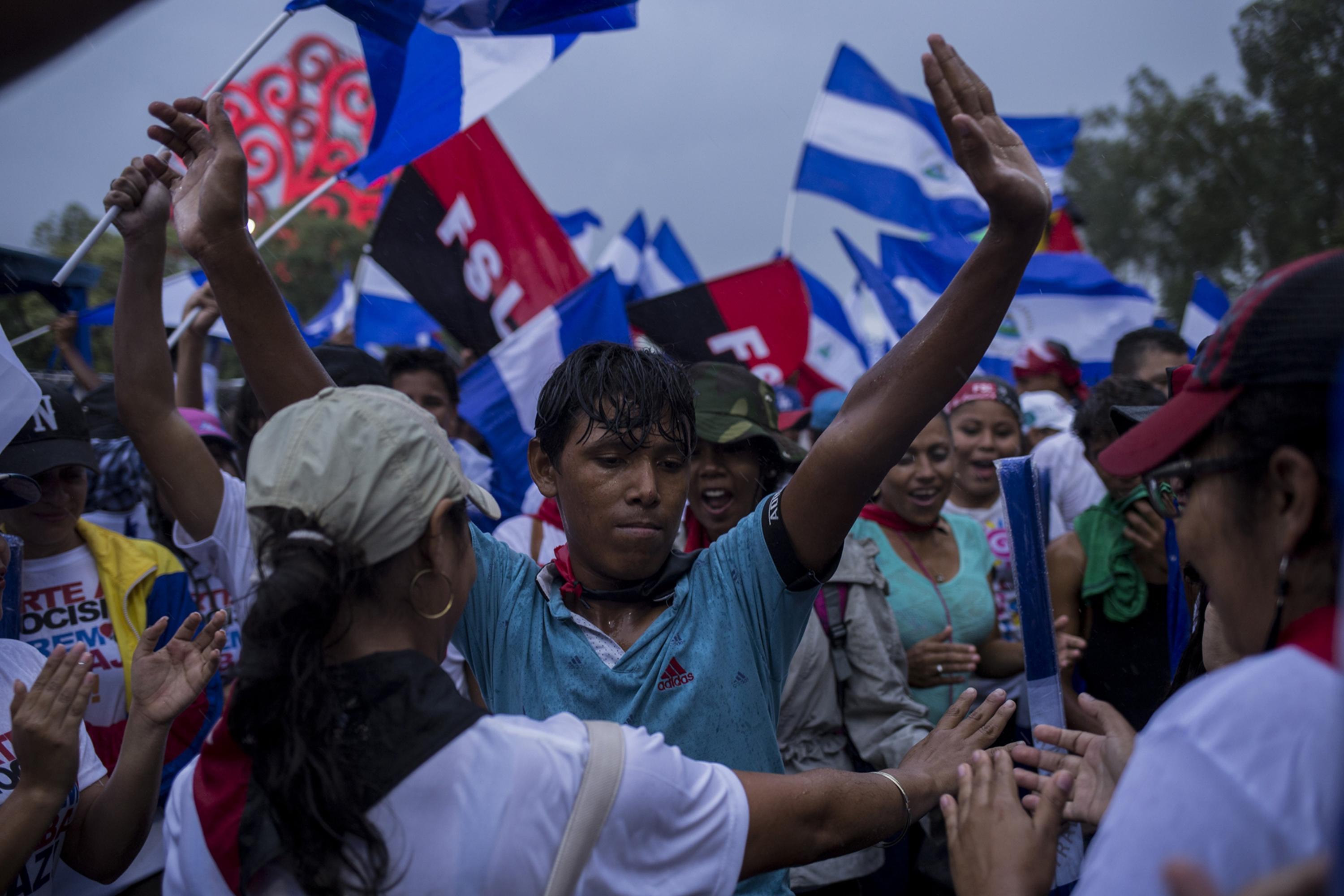 Young supporters of the Ortega-Murillo regime held a demonstration near the Hugo Chávez roundabout in Managua on Sep. 29, 2018, on the same afternoon that the police attacked anti-government protestors. Photo Víctor Peña