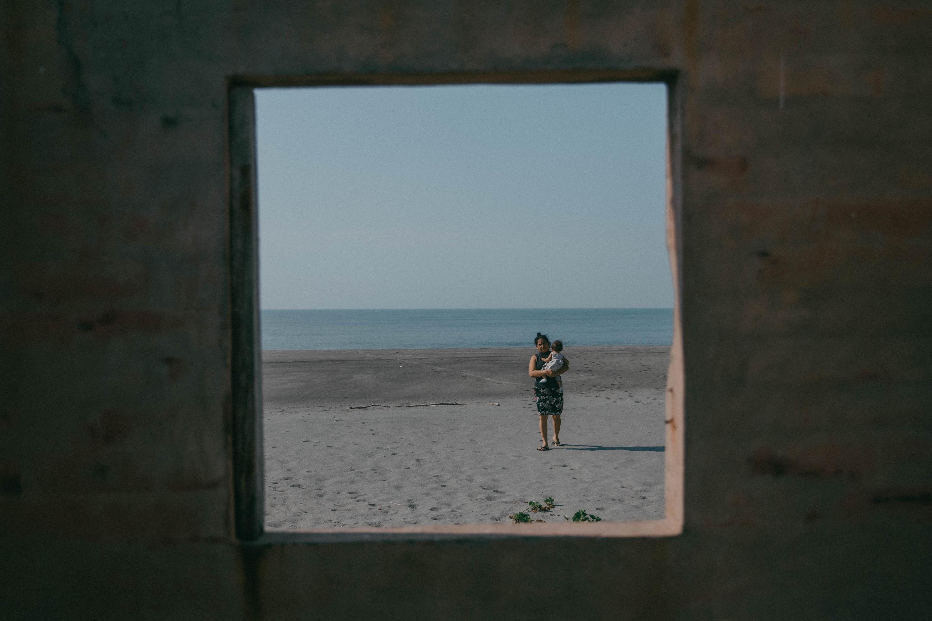 Marta Alicia Rivera is the president of the Community Development Association (Adesco) in La Tirana, and, along with her husband, Cándido Hernández, one of the first inhabitants of the area. She remembers how more than 15 years ago, on Puerta Escondida beach, about 15 minutes by car from La Tirana, there were once families living on ranches that have since been abandoned due to the rising tides that battered the brick and concrete walls of the homes originally built many meters away from the beach. “People from the area used to come here to go on walks. There was life, and a few families lived here, but now there are just a handful of walls because everything else was washed away by the sea,” she says.