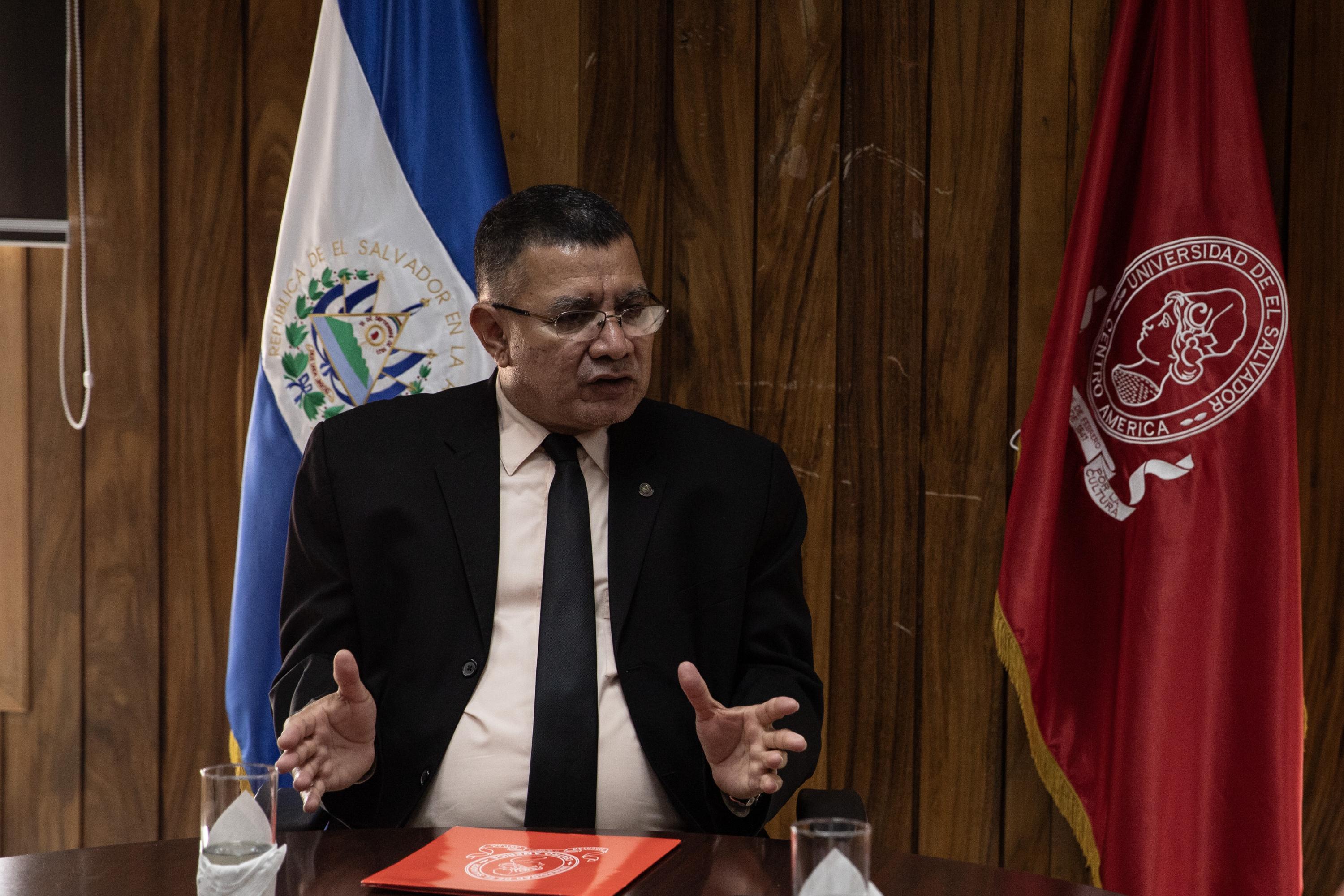 El rector de la Universidad Nacional de El Salvador (UES), Juan Rosa Quintanilla, durante una entrevista a El Faro. Foto de El Faro: Carlos Barrera