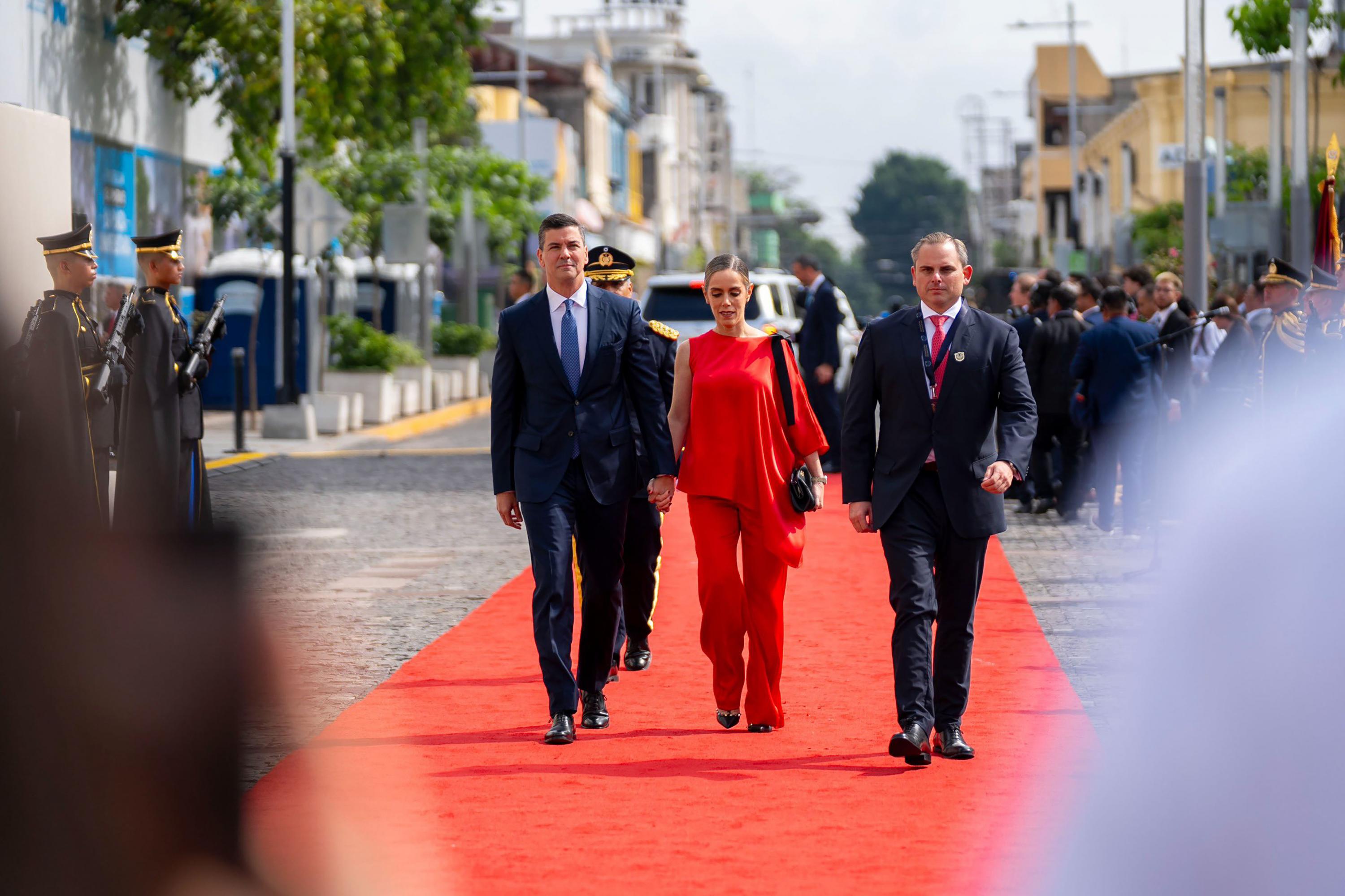 El presidente paraguayo, Santiago Peña asistió a la toma de posesión de Nayib Bukele junto con su pareja y César Addario, un paraguayo que ha asesorado financieramente al Gobierno de Bukele. Foto de El Faro: Secretaría de Prensa