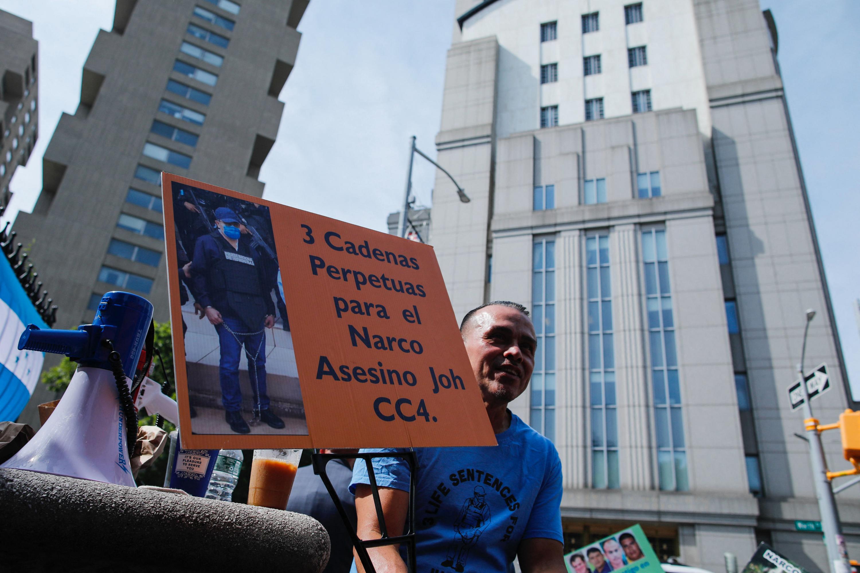 Hondureños se manifiestan frente al Tribunal Federal de Manhattan antes de la audiencia de sentencia del ex presidente hondureño Juan Orlando Hernández, en Nueva York, el 26 de junio de 2024. Un jurado en Nueva York lo declaró culpable por delitos vinculados al tráfico de cocaína. Foto de El Faro: Kena Betancur/AFP.