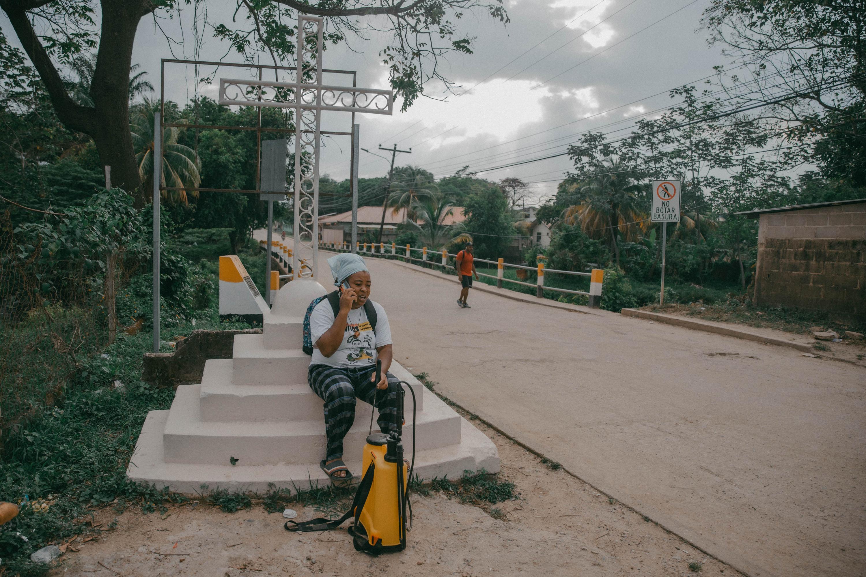En el lugar conocido como Puente Cristales. Allí termina el casco urbano de Trujillo e inician las comunidades, el puente está pintado con los colores de la bandera Garífuna. Foto de El Faro: Carlos Barrera