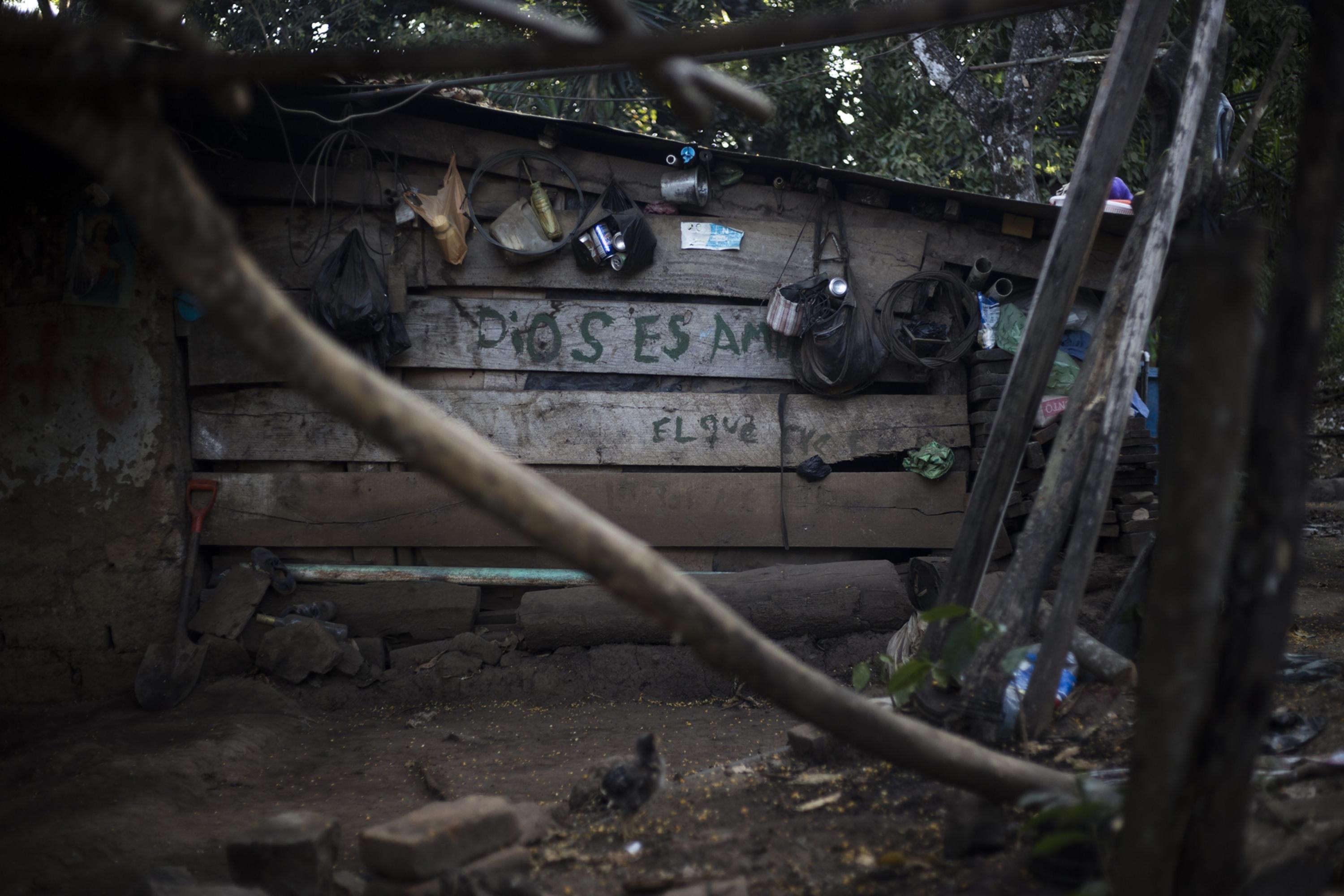 The La Labor stream supplies 500 families in an area protected by the Ministry of the Environment and Natural Resources since 2018. Residents living in precarious homes of wood, sheet metal, adobe, and cement now defend their water.