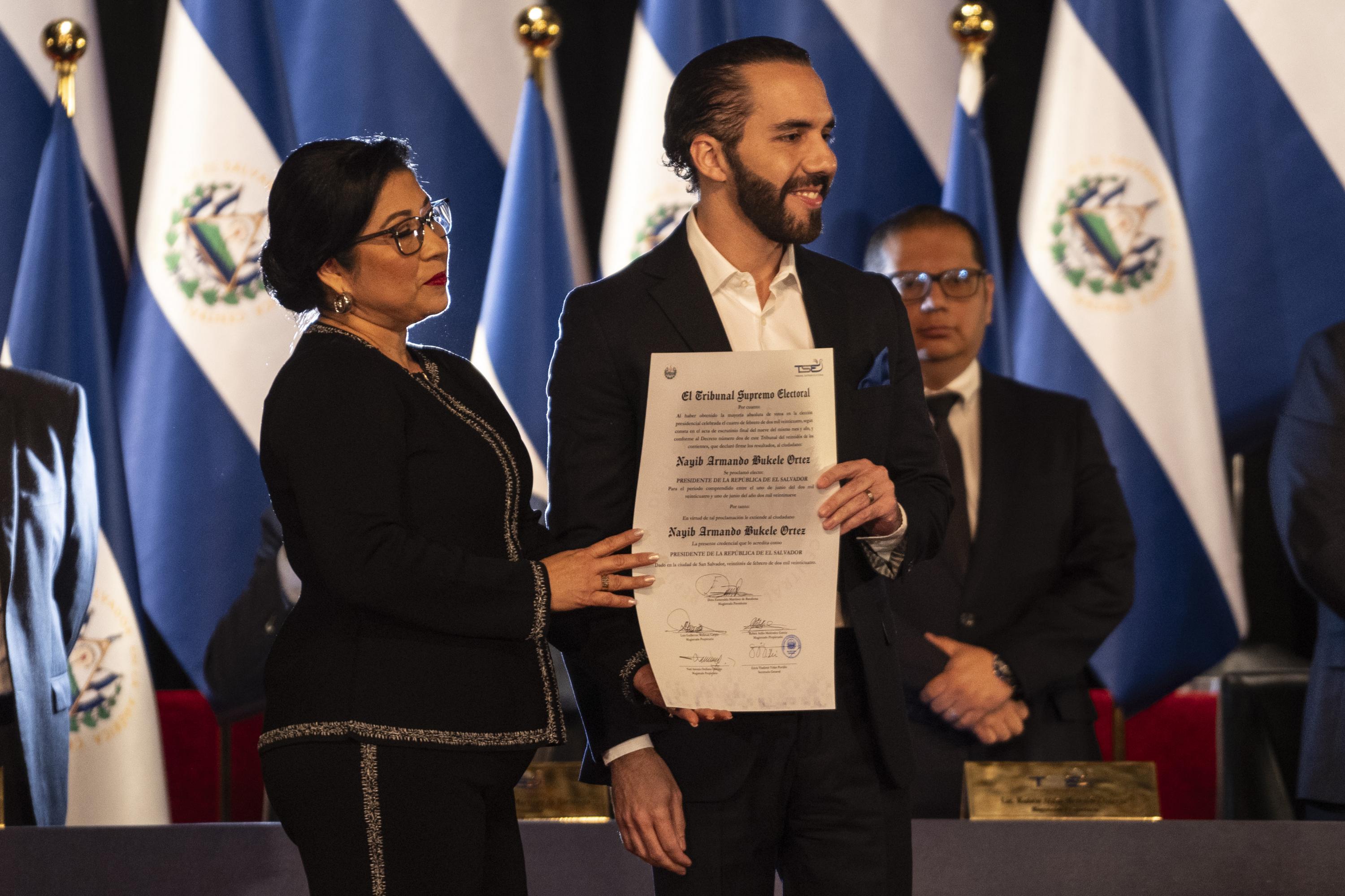 Dora Martínez entrega la credencial de presidente electo a Nayib Bukele, quien se reeligió de manera ilegal en las elecciones del 4 de febrero de 2024. Teatro Nacional de San Salvador, 29 de febrero de 2024. Foto de El Faro: Víctor Peña.