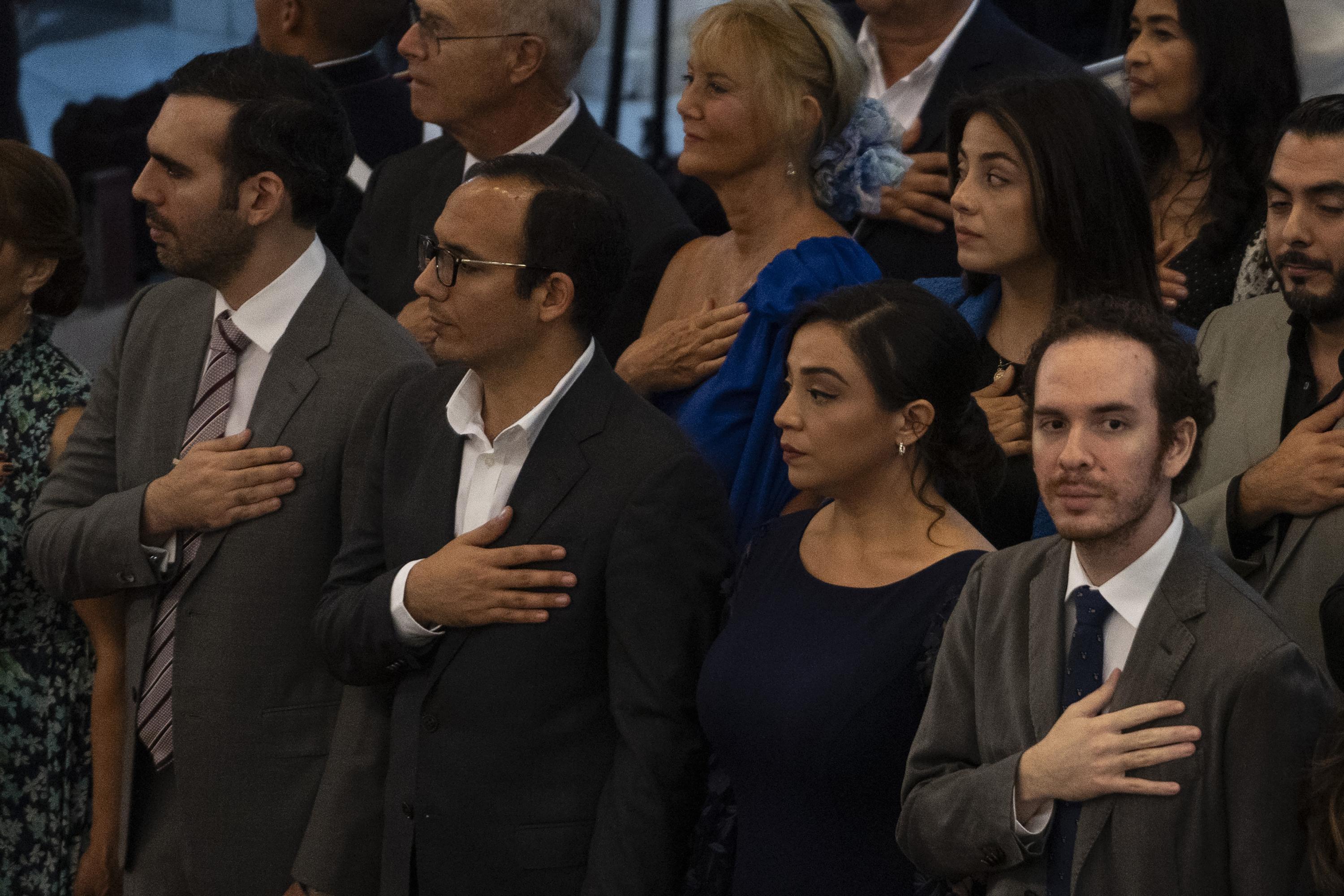 Los hermanos, Karim, Ibrajim y Yusef Bukele, durante el discurso de rendición de cuentas del tercer año de gobierno de Nayib Bukele. Realizado en el Salón Azul de la Asamblea Legislativa, el 1 de junio de 2022. Foto de El Faro: Víctor Peña. 