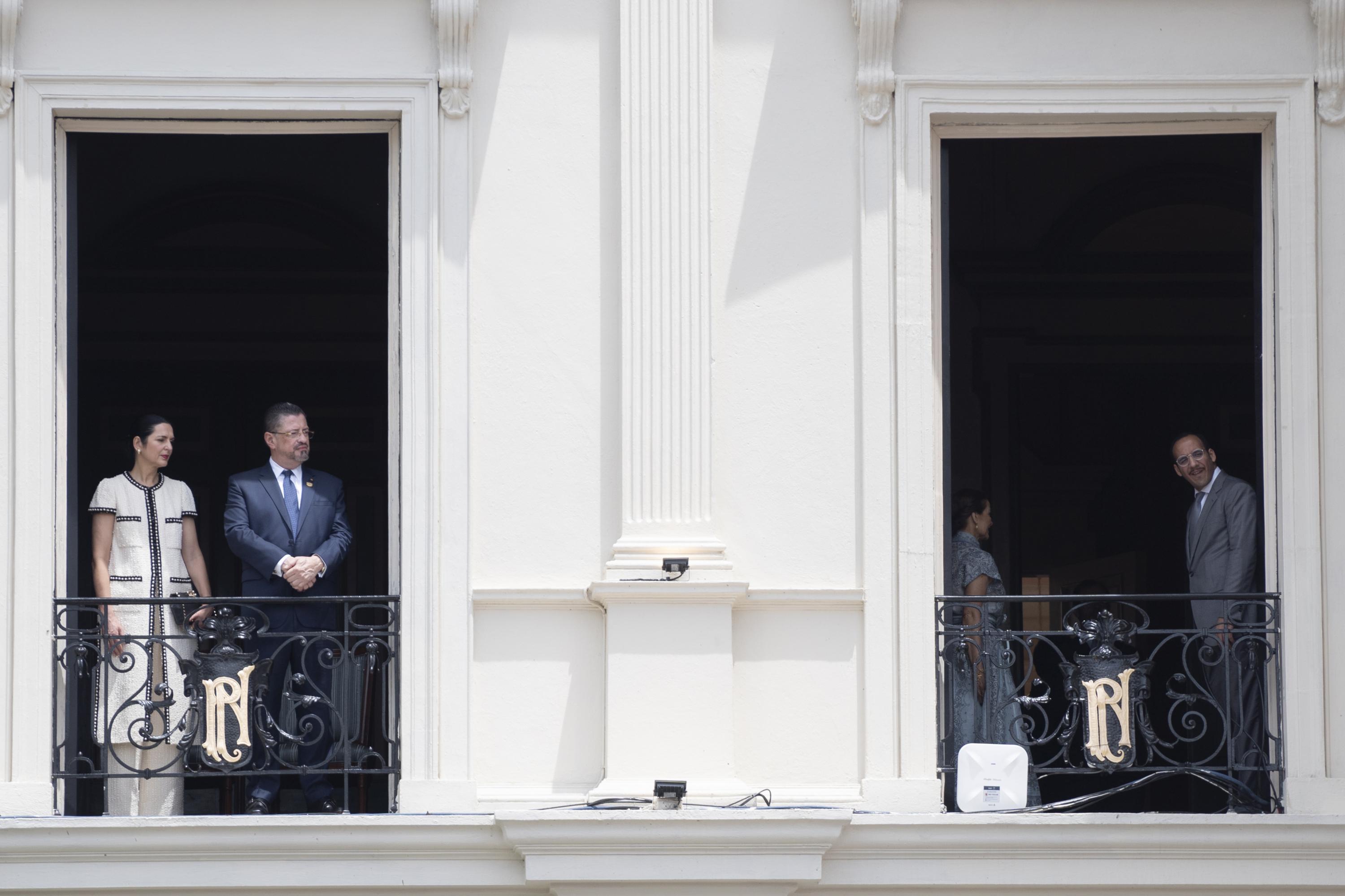 Rodrigo Chaves, presidente de Costa Rica, durante la toma de posesión de Nayib Bukele, el 1 de junio de 2024, en el Palacio Nacional de San Salvador. A la derecha está Ibrajim Bukele, uno de los hermanos del presidente Bukele y miembro del círculo de poder en El Salvador. Foto de El Faro: Víctor Peña. 