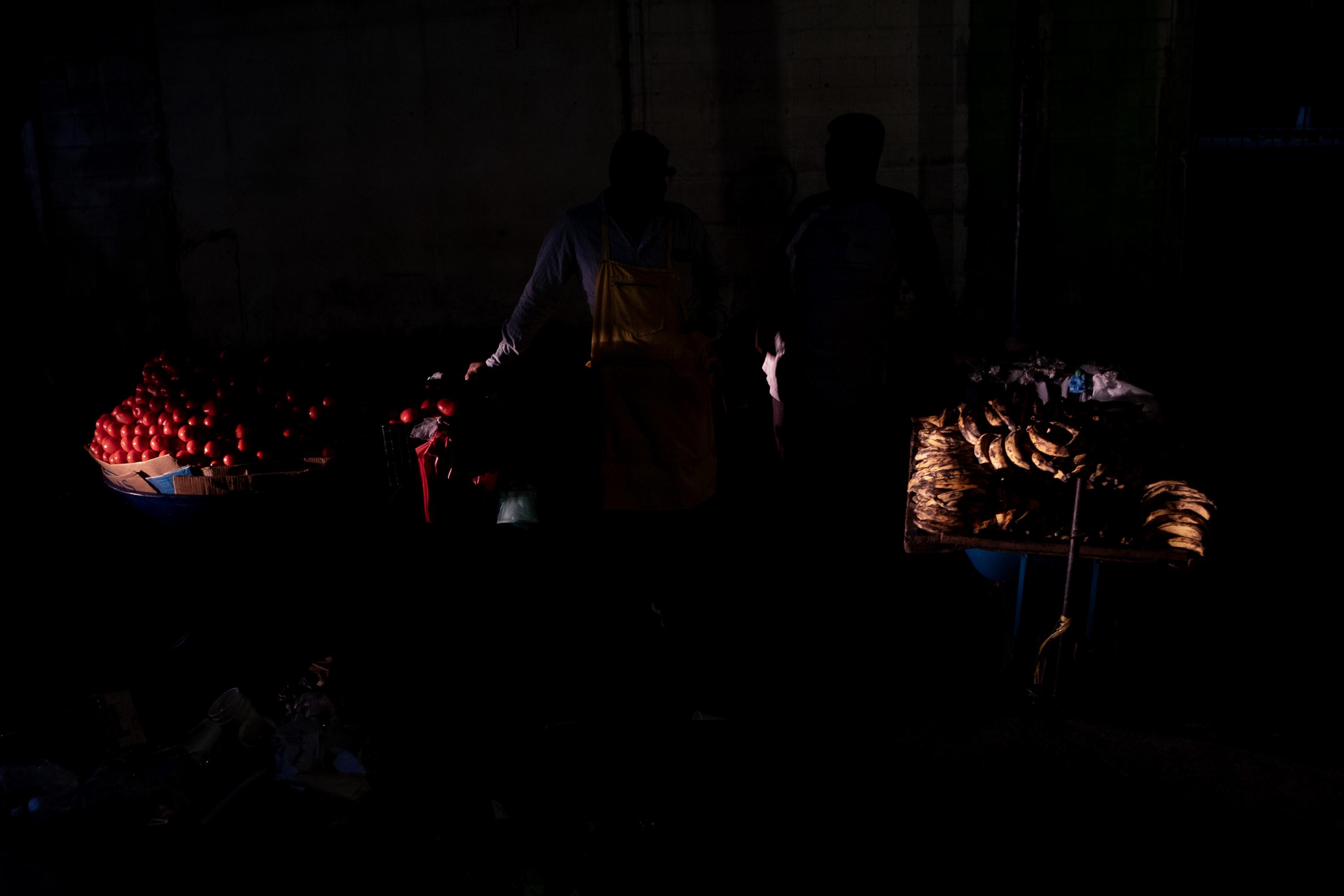 Saúl y Rigoberto descansan después de alejarse de los agentes del CAM, a cuadra y media de la Binaes. En una zona en oscuridad, fuera de las cuadras remodeladas de El Centro, apenas eran iluminados por los vehículos que transitaban sobre la octava calle poniente. Ellos no viven en la zona del Centro Histórico pero pagan $50 mensuales por una bodega para guardar el producto que venden. 