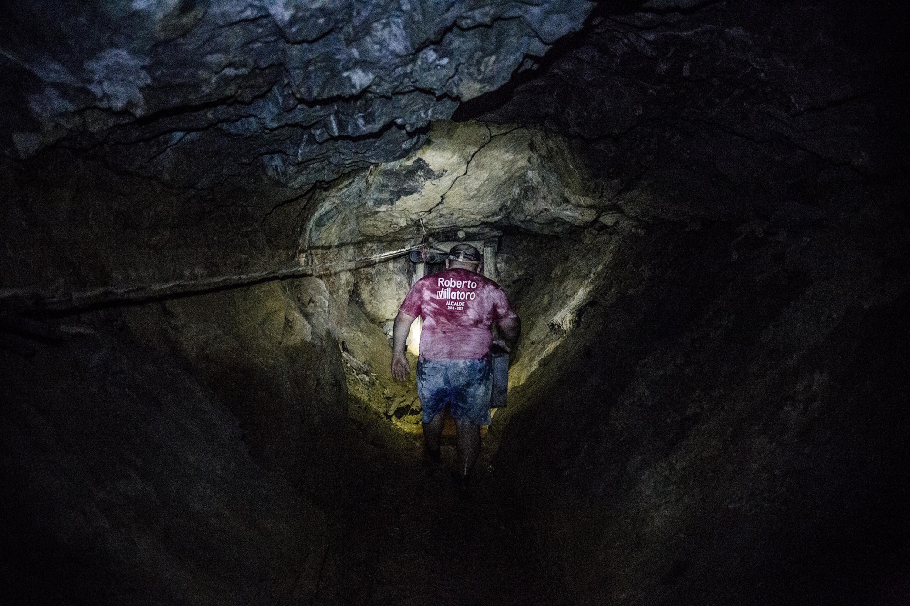 Israel Melgar enters the heart of San Sebastián mountain through the mine known as La 600, built by the company Gold Mine. Artisanal miners had dug further into tunnels left by mining corporations. Some of El Salvador