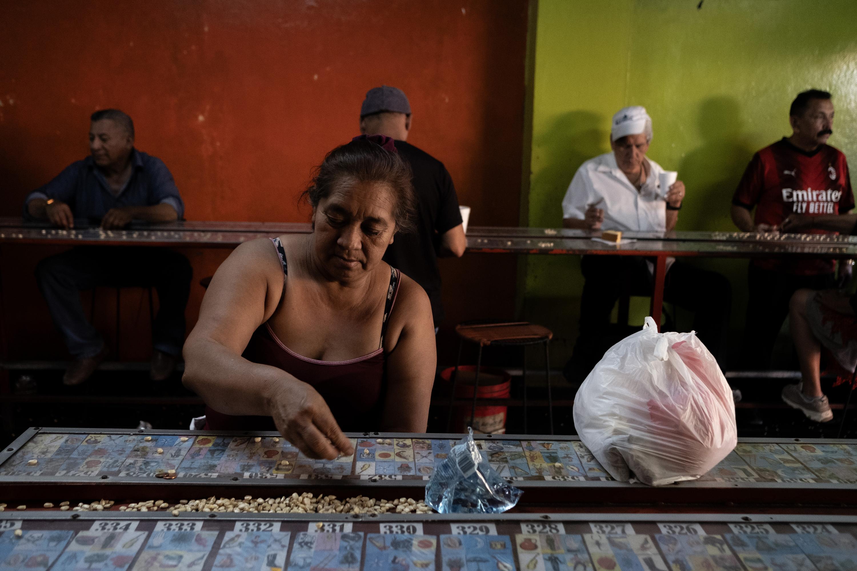 Mari Santos, 55, is a street vendor of vegetables in the Historic Center. Like many others, Mari is an inhabitant of the dozens of inns that surround the renovated district. To make a living she scurries around every day, hiding from CAM agents who confiscate the sales of those who dare to approach the main plazas of the Center. “Right now I