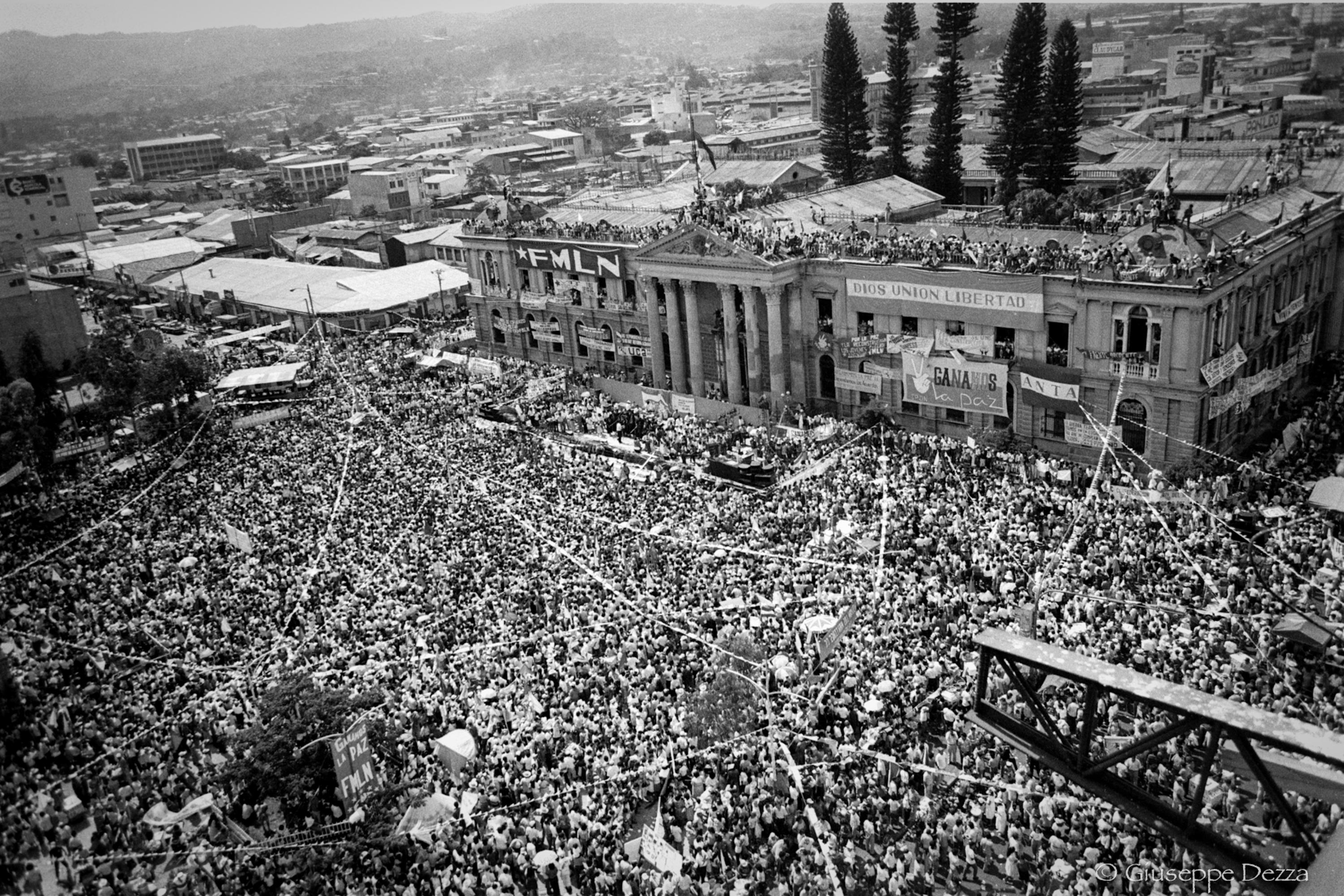 Celebration of the signing of the Salvadoran Peace Accords in the Historic Center of San Salvador on Jan. 16, 1992. El Faro archive