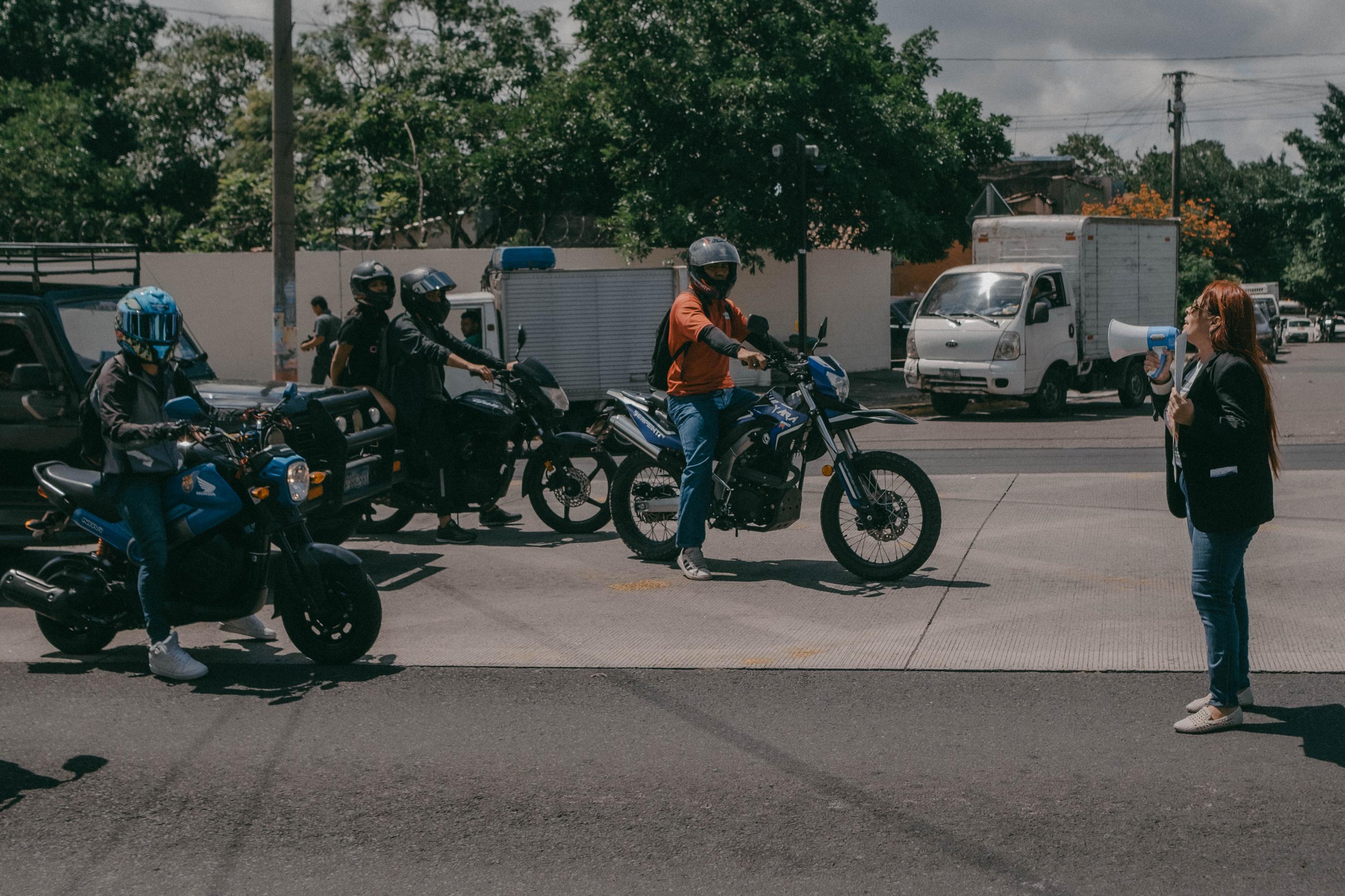 “Solo soy una madre buscadora que exijo verdad y justicia para mi amado hijo Carlos ”, gritó Eneida en el semáforo sobre la Alameda Juan Pablo II y la 17 Avenida, a la altura del Ministerio de Seguridad y Justicia, el 26 de septiembre del 2024. Días antes, Eneida llegó a la zona para pegar afiches con el rostro de su hijo Carlos. Pronto, alguien cubrió los afiches con pintura gris.