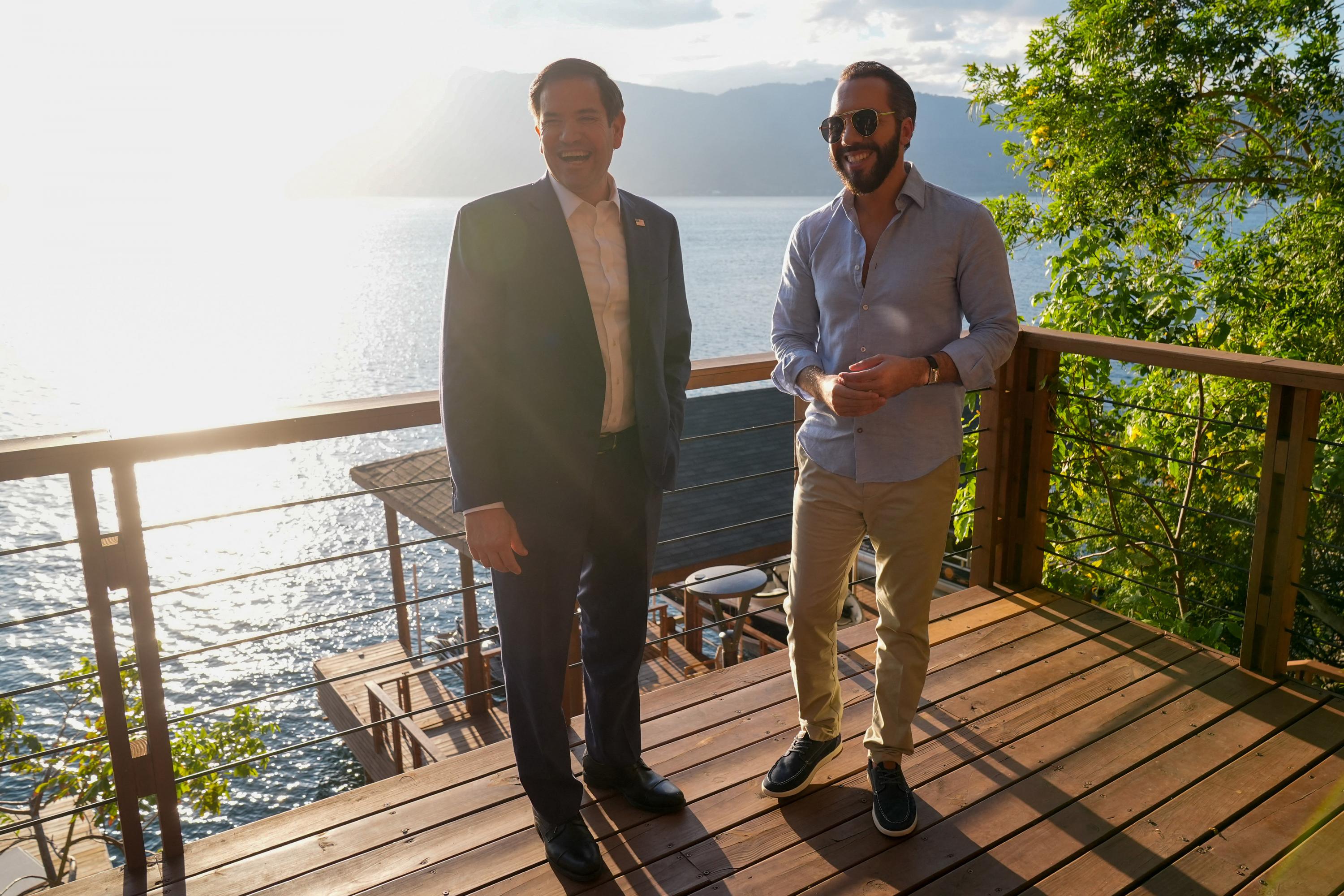 El secretario de Estado de Estados Unidos, Marco Rubio, junto al presidente de El Salvador, Nayib Bukele, en su residencia en el lago Coatepeque, en el municipio de El Congo, El Salvador, el 3 de febrero de 2025. Foto de El Faro: AFP/ Mark Schiefelbein