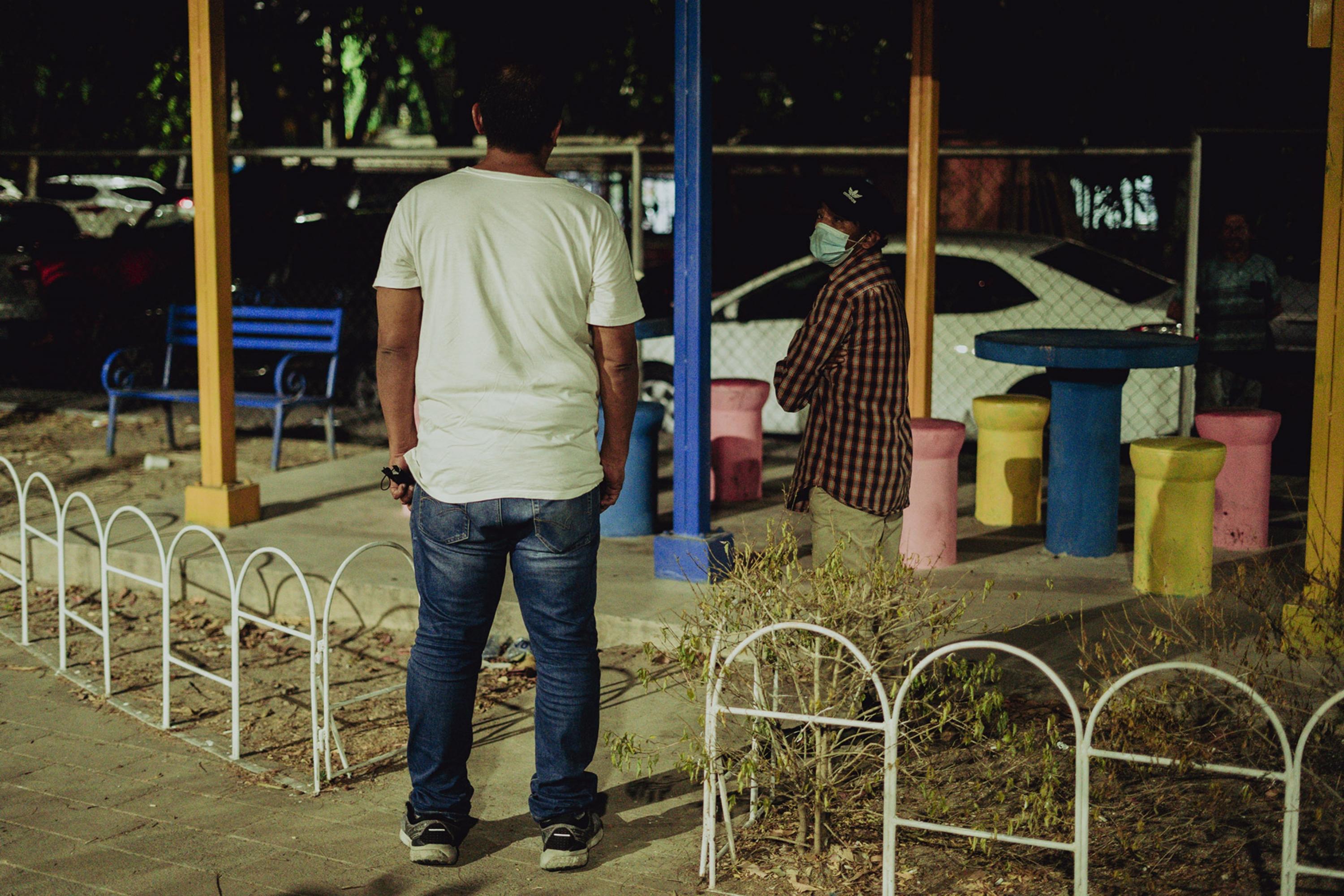 Ricardo goes in the evenings to the park where his son usually went to exercise, like that morning when he did not return home. On the night of Feb. 11, 2022 at 10:30 p.m., 42 days after his son disappeared, Ricardo found some scavengers in the park whom he approached to ask if they had seen his son. The answer was the same as every night: nothing.