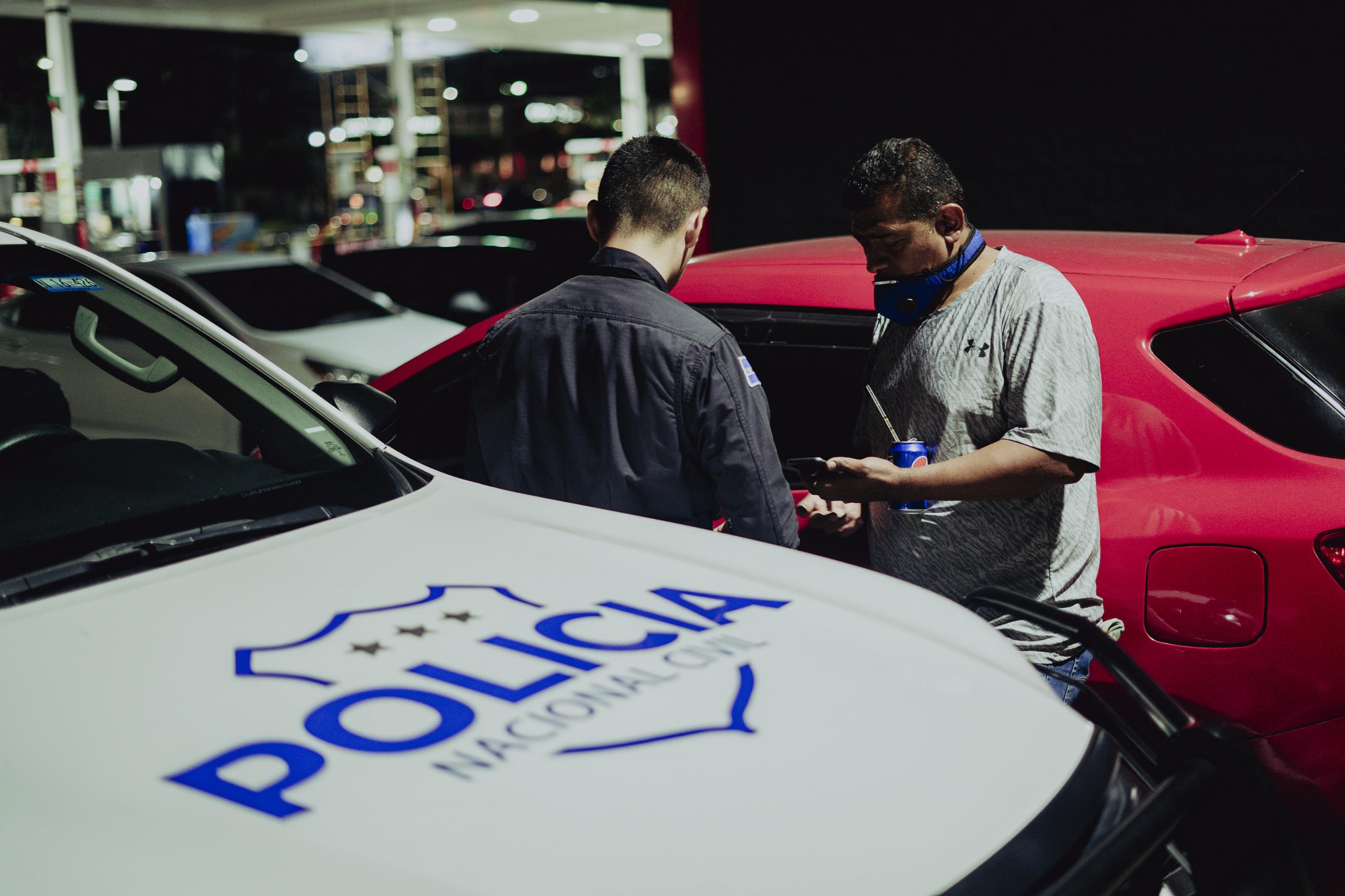 On Feb. 4, 2022, at a gas station on Los Héroes Boulevard, Ricardo observed a group of young people who had come to drink alcohol. Minutes later, a patrol car from the 911 response system arrived. Ricardo approached the agents to tell them about his case and his search. One of the agents questioned him: “And who gave you permission to do that?” referring to the search for his son. Ricardo replied: “He is my son.”