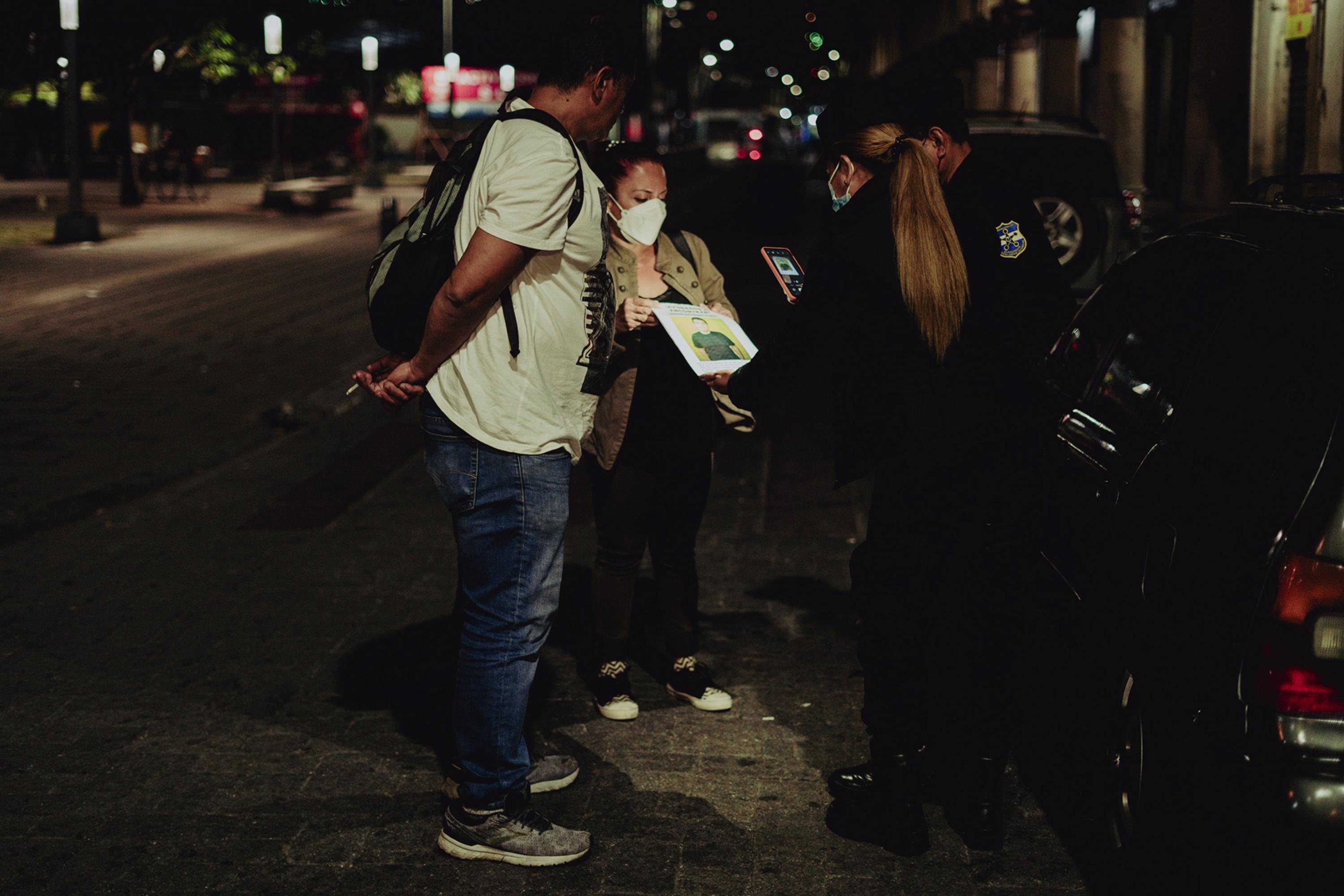 In Plaza Libertad, police officers took a picture of their search poster. “It