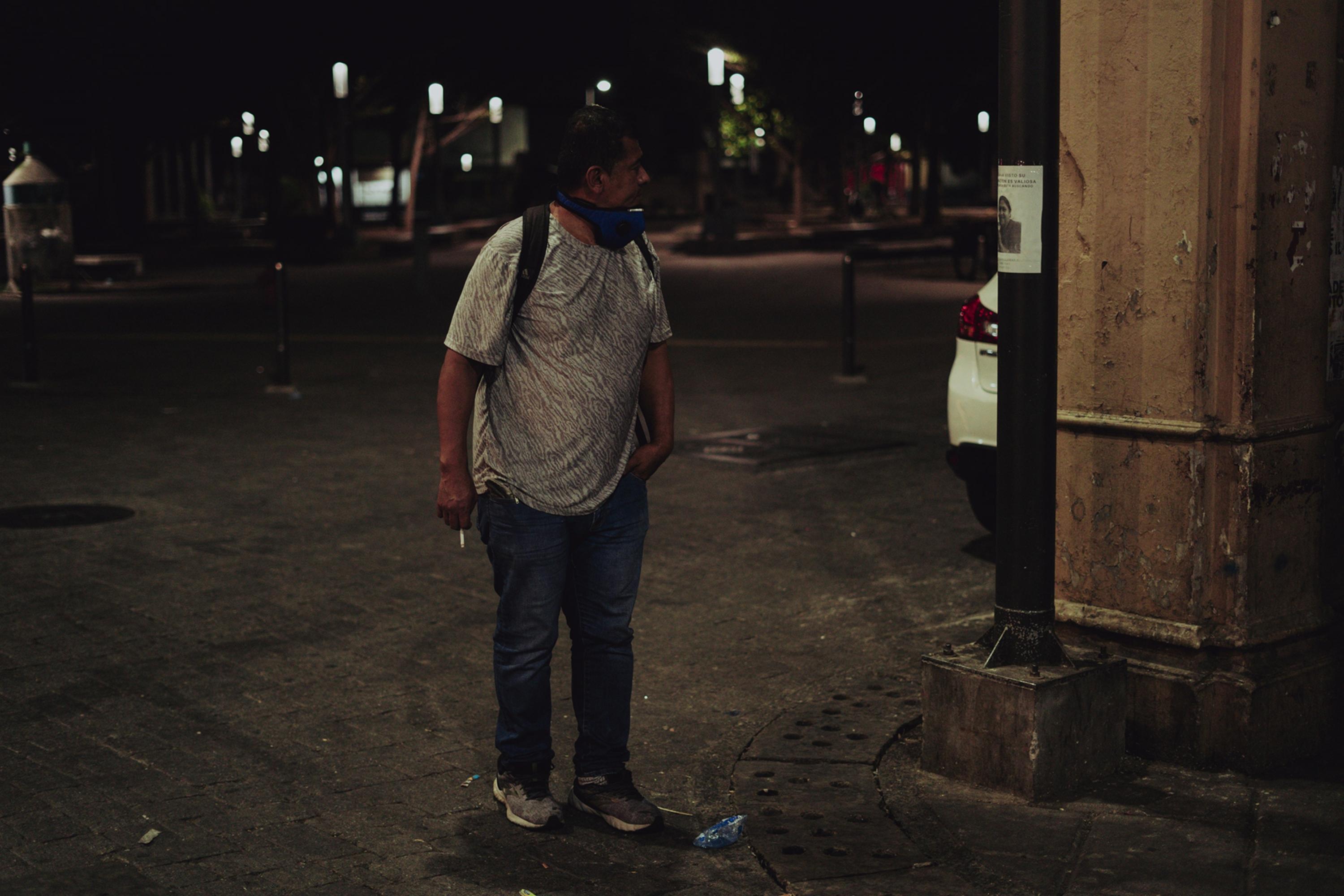 At 11:30 at night in the Historic Center, while Ricardo searched for his son, he passed in front of a photograph announcing a missing person. He read the information carefully, frowned and continued his search.