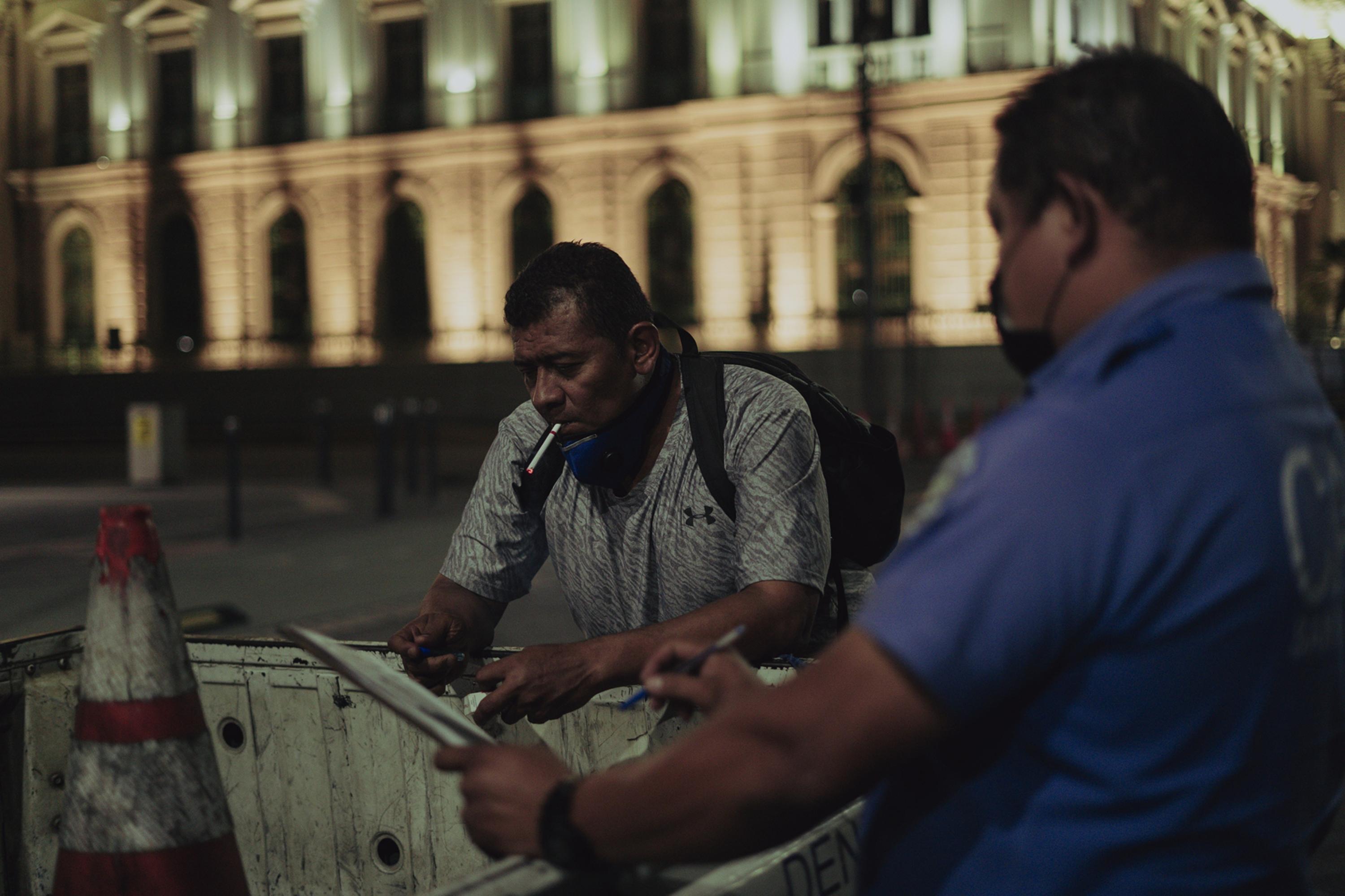 During a conversation with an agent of the Metropolitan Police Corps in the capital’s downtown area, Ricardo handed him some posters of his son. The agent told him: “You have to be prepared for the worst.” Ricardo replied: “I no longer feel pain, the pain I have is in my heart.” He put out his cigarette on his tongue.