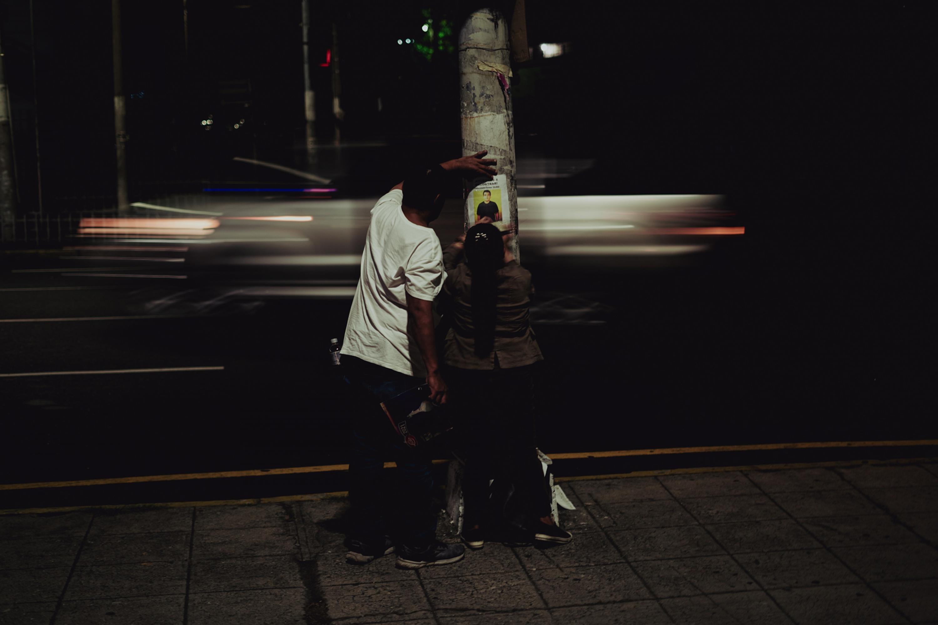 Occasionally, Ricardo is accompanied by his wife, Eneida Abarca. When they go out, they paste posters with information about their son. “I don