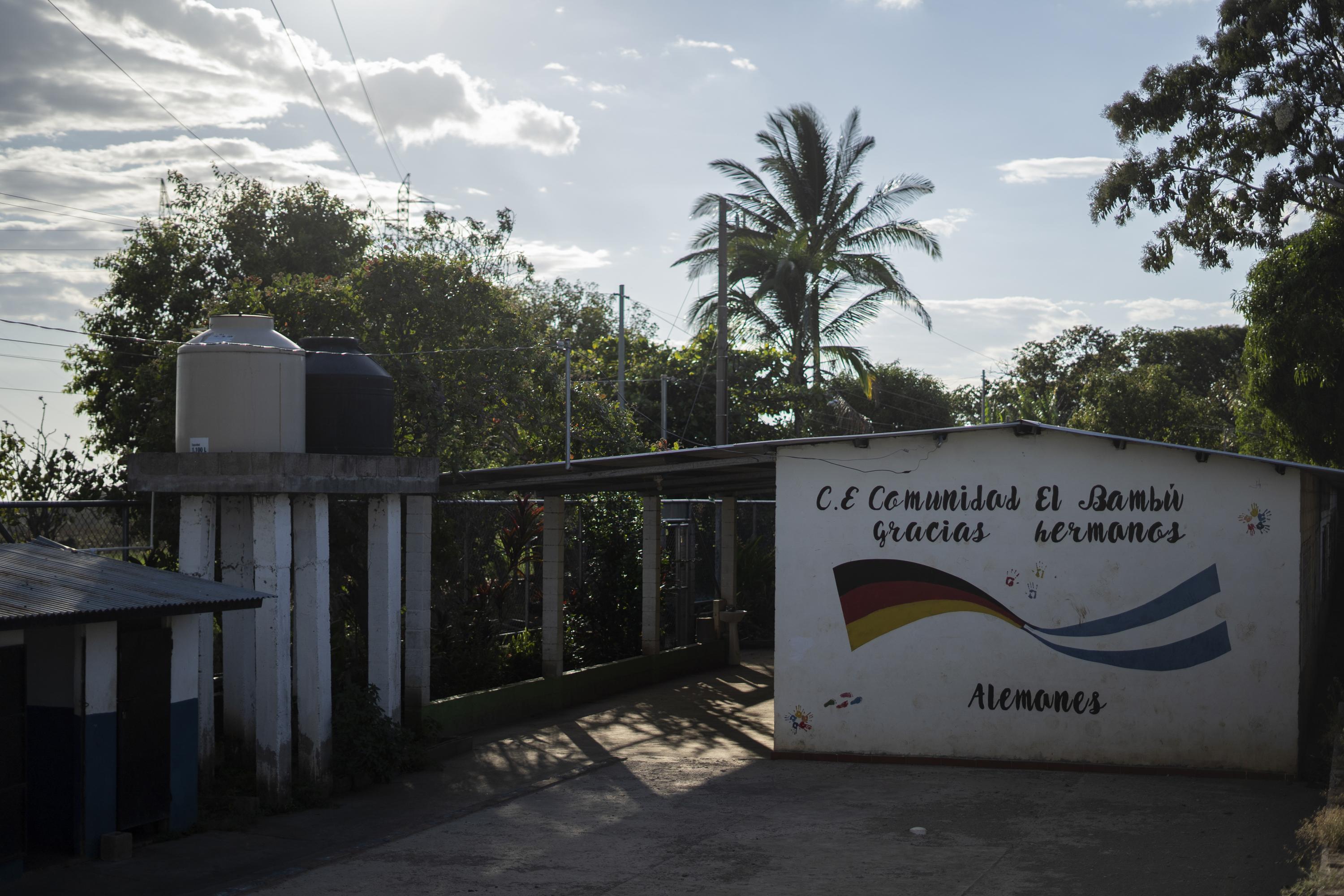 El Centro Escolar del caserío El Bambú funcionaba con el apoyo económico de cooperación alemana. El espacio servirá para el cuidado de personas mayores, según un comunicado de la Embajada de Alemania unas horas después que se anunciara el cierre. Foto de El Faro: Víctor Peña. 