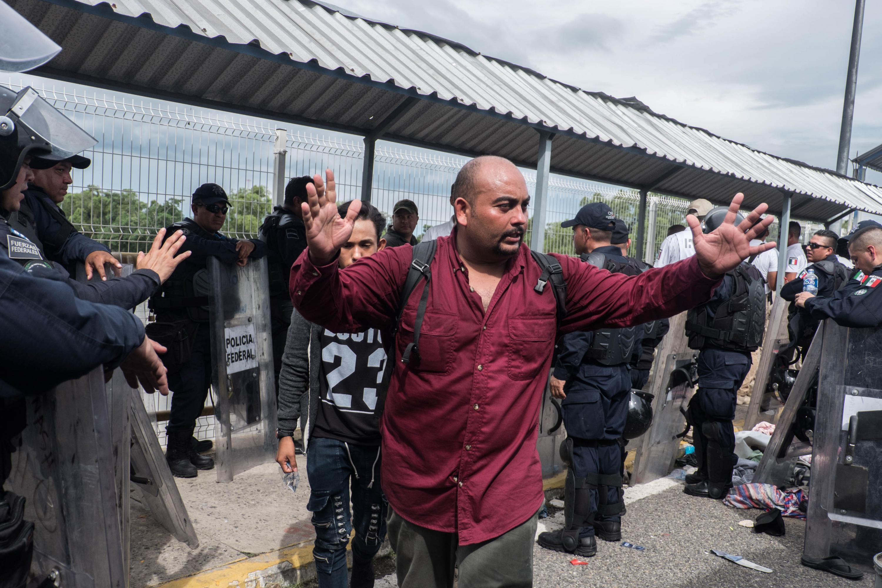 Un migrante centroamericano cruza la frontera mexicana para ingresar a la Feria Mesoamericana de Tapachula el 19 de octubre de 2018. Foto: Fred Ramos