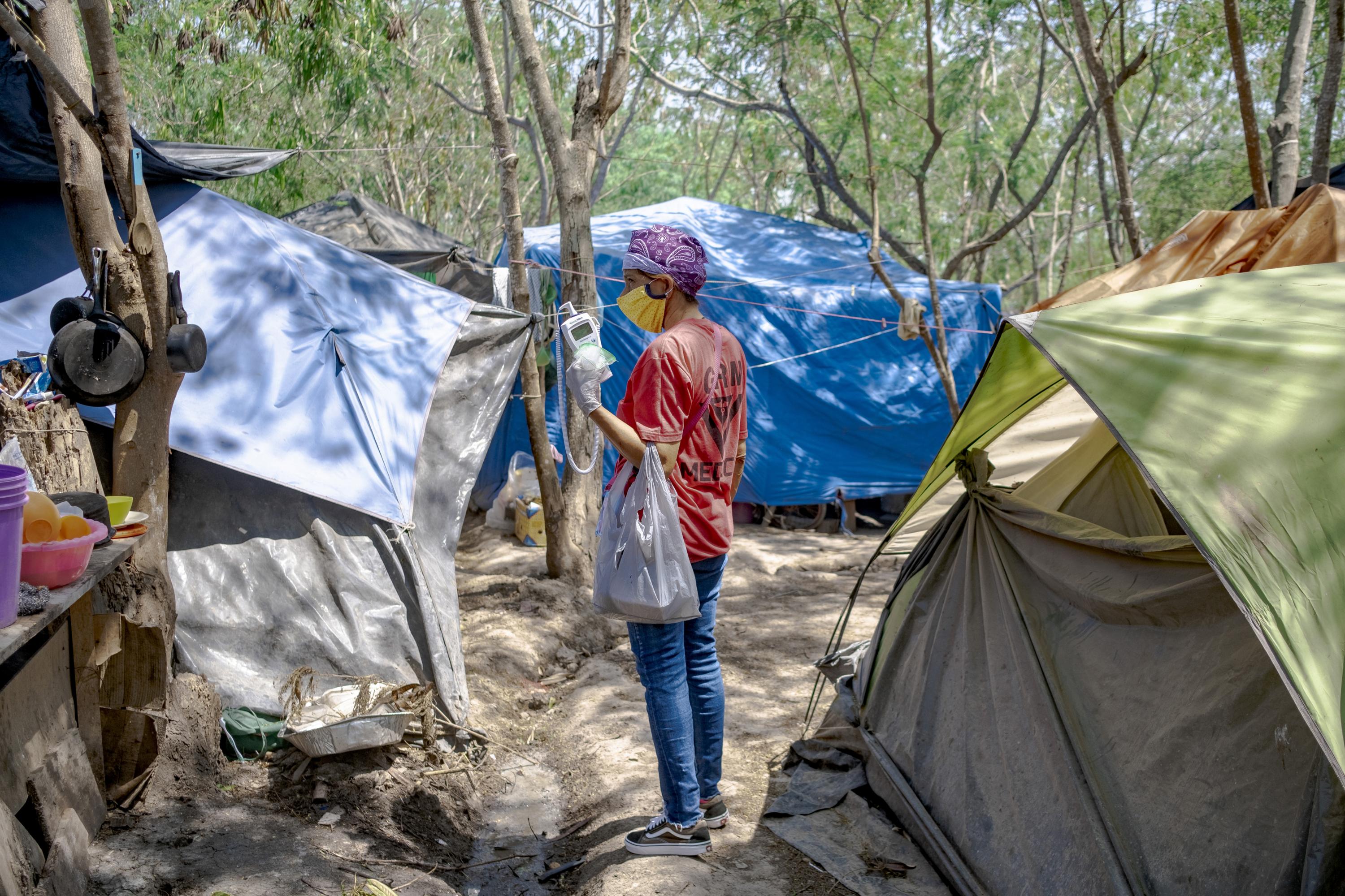 Mileydis es parte del equipo médico de Global Responses Management (GRM). Cada día le toma la temperatura a 50 personas de diferentes sectores del campamento. Médicos Sin Fronteras es la otra oenegé que trabaja en dicho lugar. En un comunicado, esta institución señaló: 