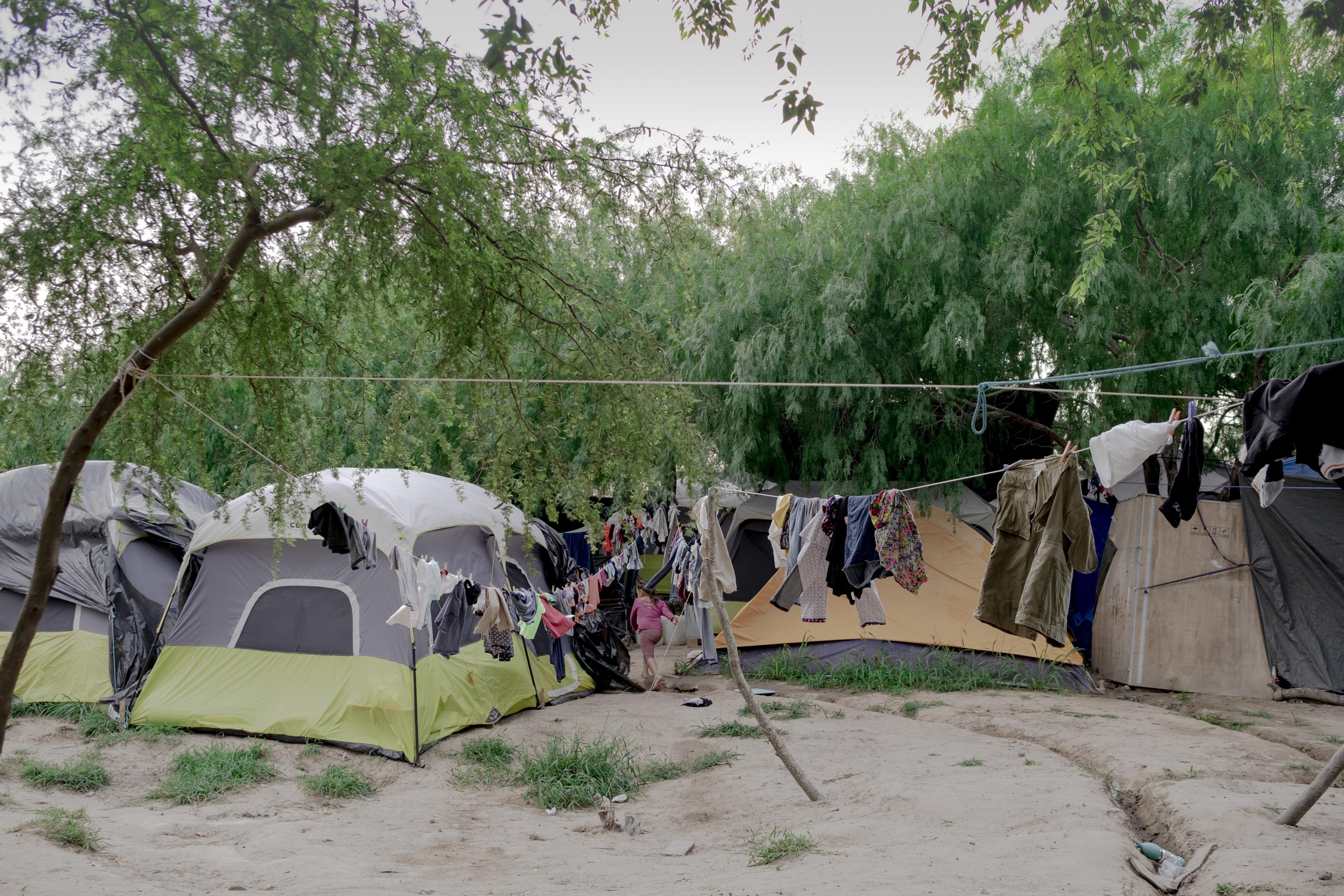 El campamento tiene poco más de un año de estar instalado en este lugar. Su crecimiento comenzó después de que el gobierno estadounidense  implementara la política “Permanecer en México”, a finales de enero del 2019. Luego vino la pandemia y los trámites que esta gente esperaba se hicieron aún más engorrosos. 