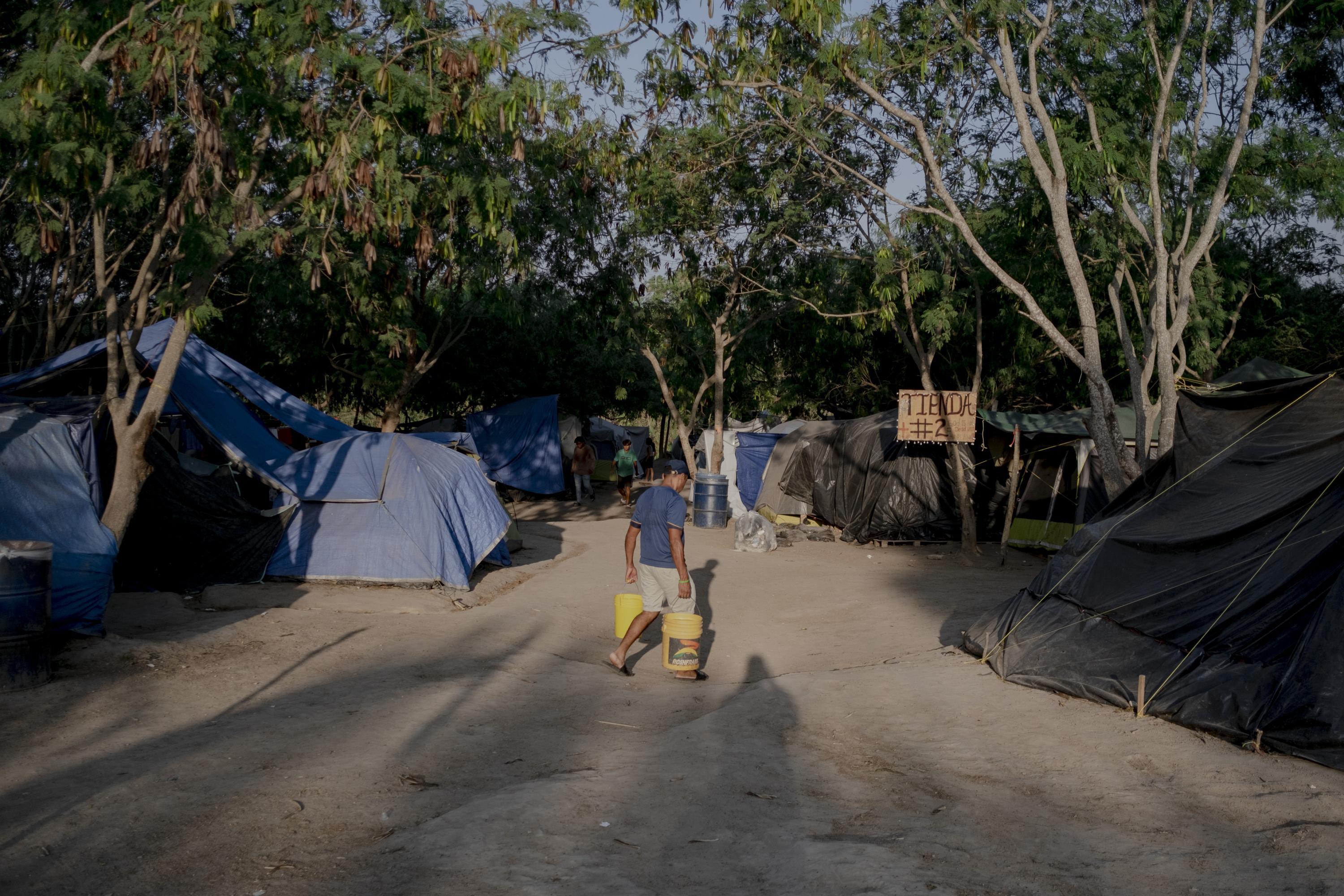 En el campamento hay cuatro áreas dividas por sectores. Una es ocupada principalmente por mexicanos. El resto, por centroamericanos y caribeños. En el campamento hay cuatro tiendas que venden productos y por lo general son administradas por los líderes de los países con más personas. 