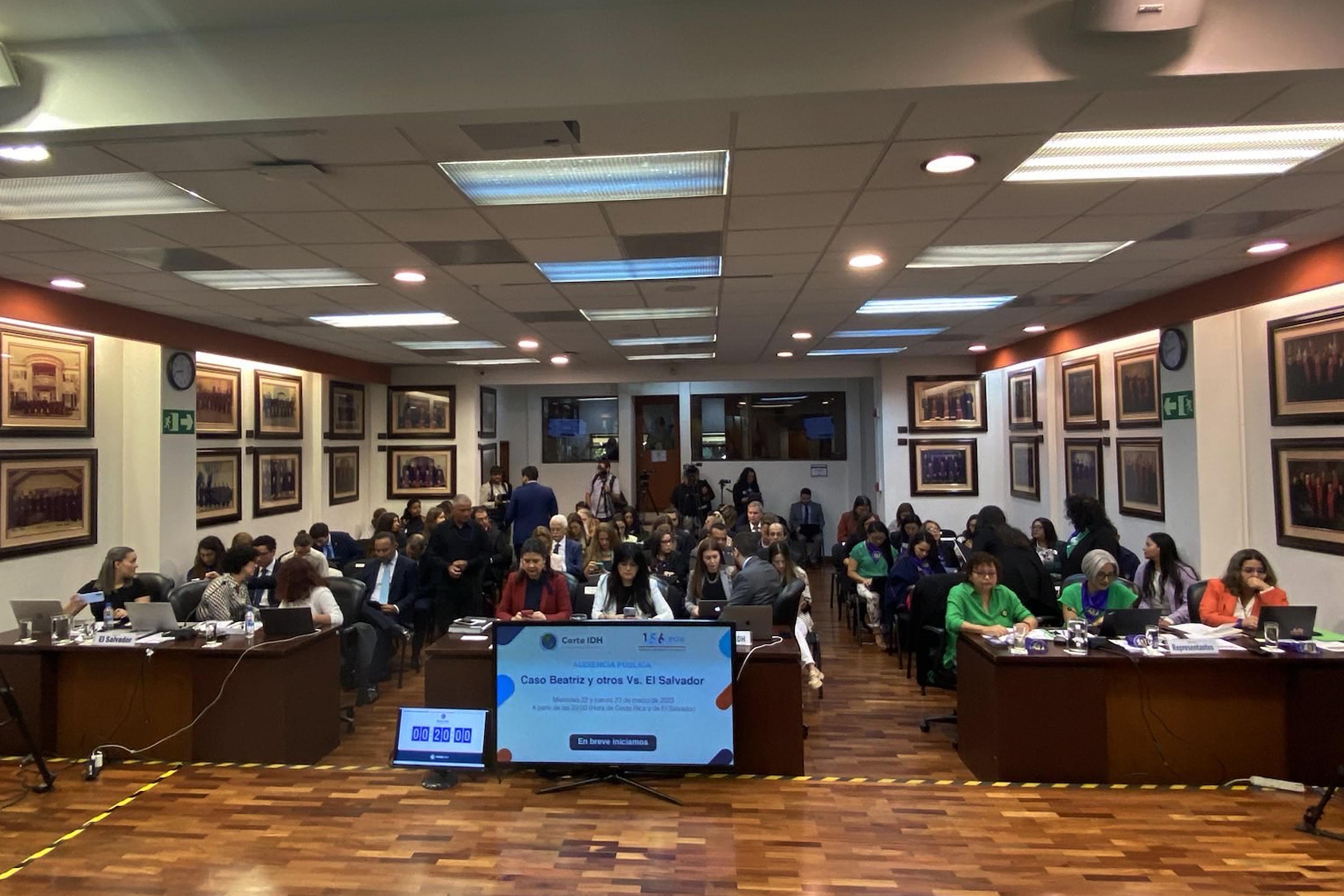El interés por el caso Beatriz convocó a una cantidad inusual de asistentes a la audiencia. La Corte, que generalmente no tiene mucho público en sus audiencias, vio este 22 y 23 de marzo una gran concentración de pañuelos verdes o morados en apoyo a Beatriz. Foto El Faro: María Luz Nóchez