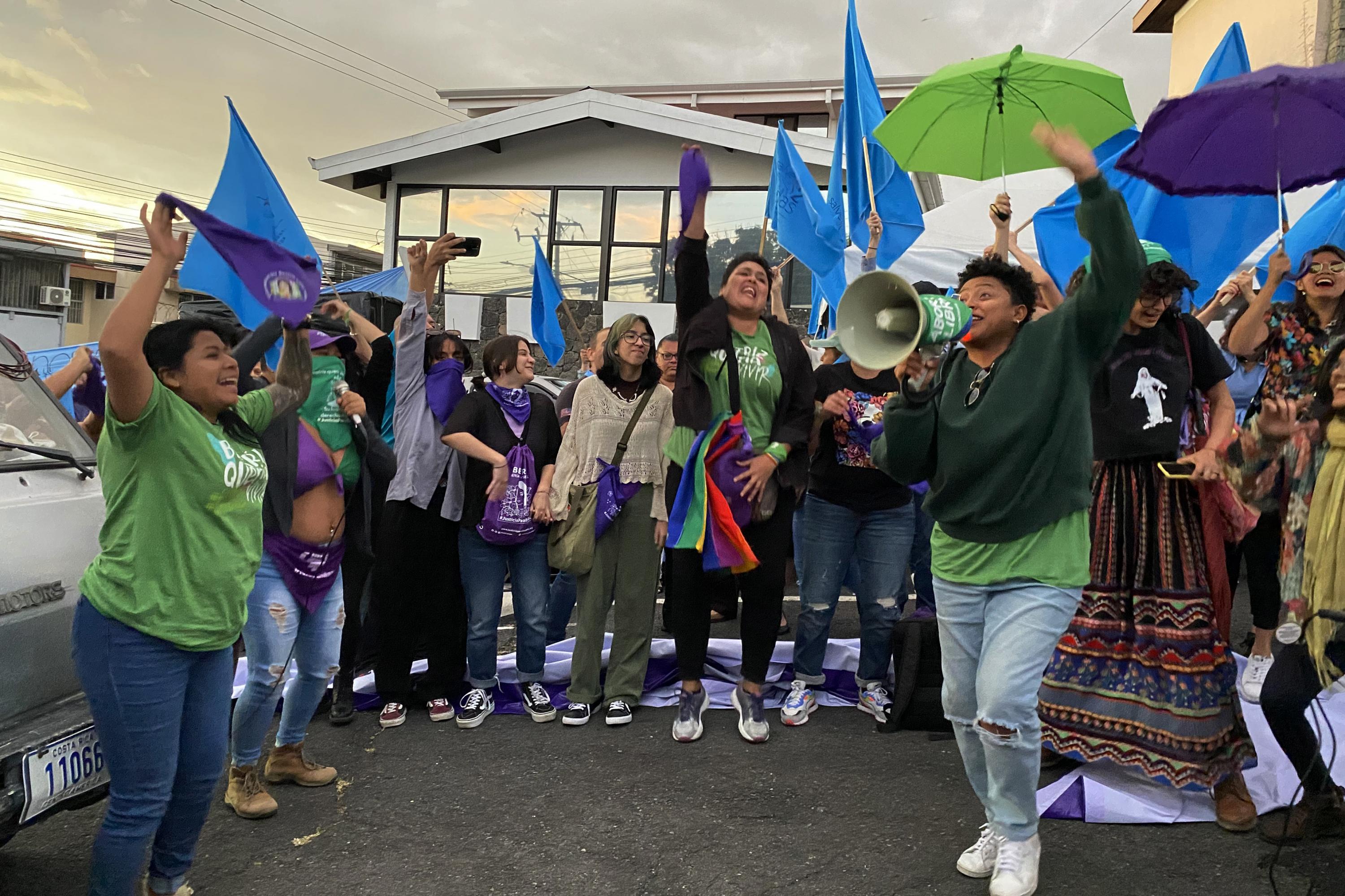 A las puertas de la sede de la Corte IDH, en San José, manifestantes autodenominados provida y a favor del aborto se disputaron el espacio público durante tres días para corear sus consignas. Las bocinas de los antiaborto se impusieron ante los megáfonos y micrófonos de las feministas. Foto El Faro: María Luz Nóchez