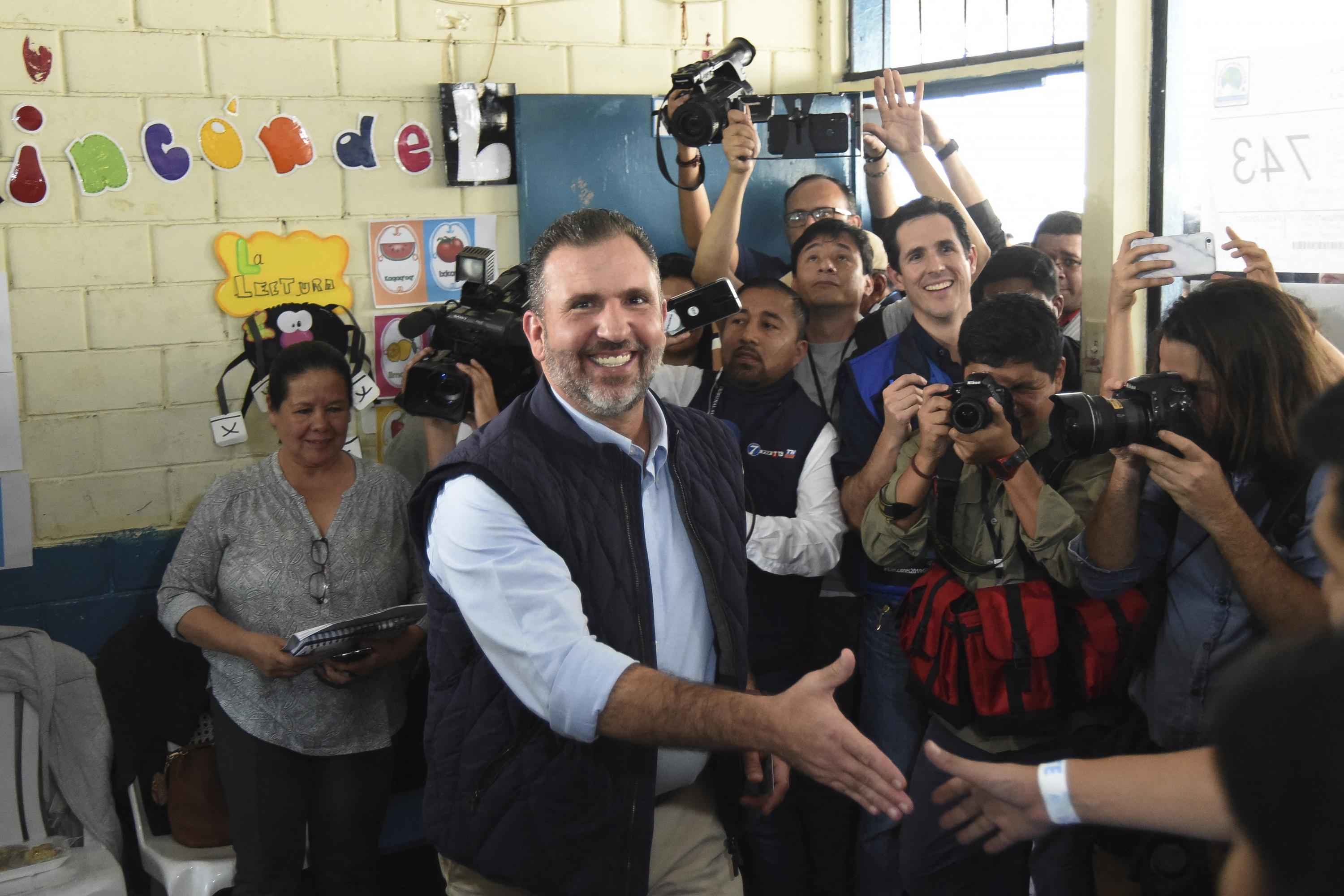 El entonces candidato guatemalteco de la coalición PAN-Podemos, Roberto Arzú, llega a votar a un colegio electoral en la Ciudad de Guatemala el 16 de junio de 2019 durante las elecciones generales de aquel año. Foto de El Faro: Orlando Estrada/ AFP.